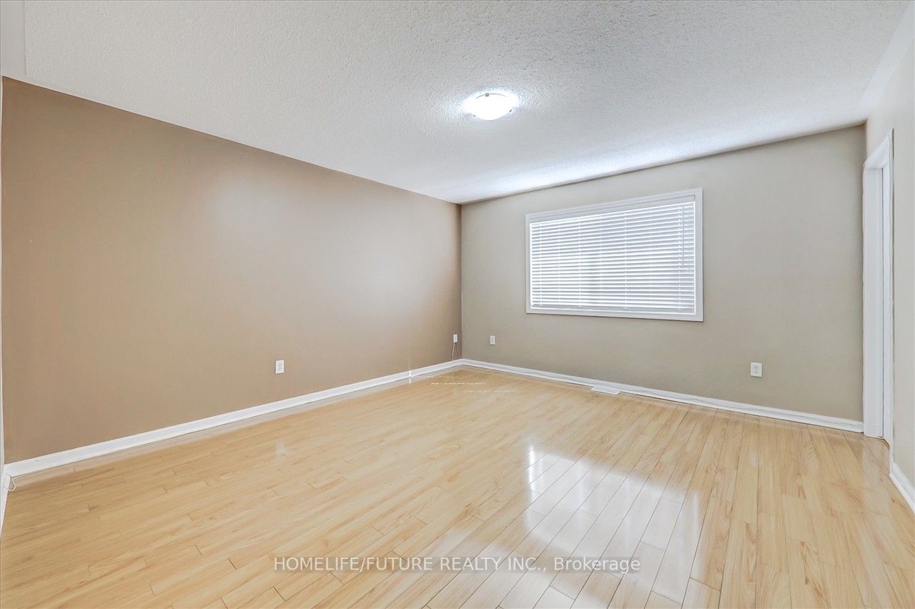 17 Trumpeter St