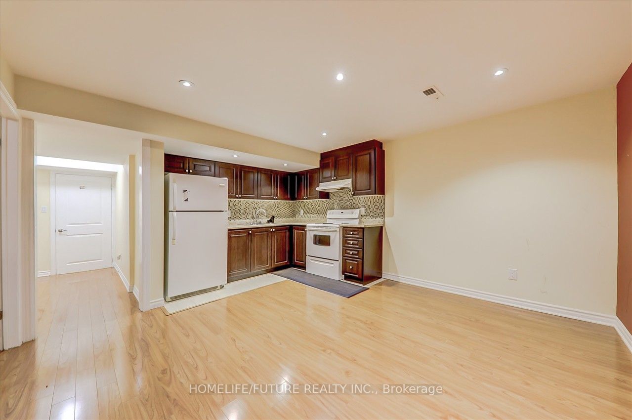 17 Trumpeter St