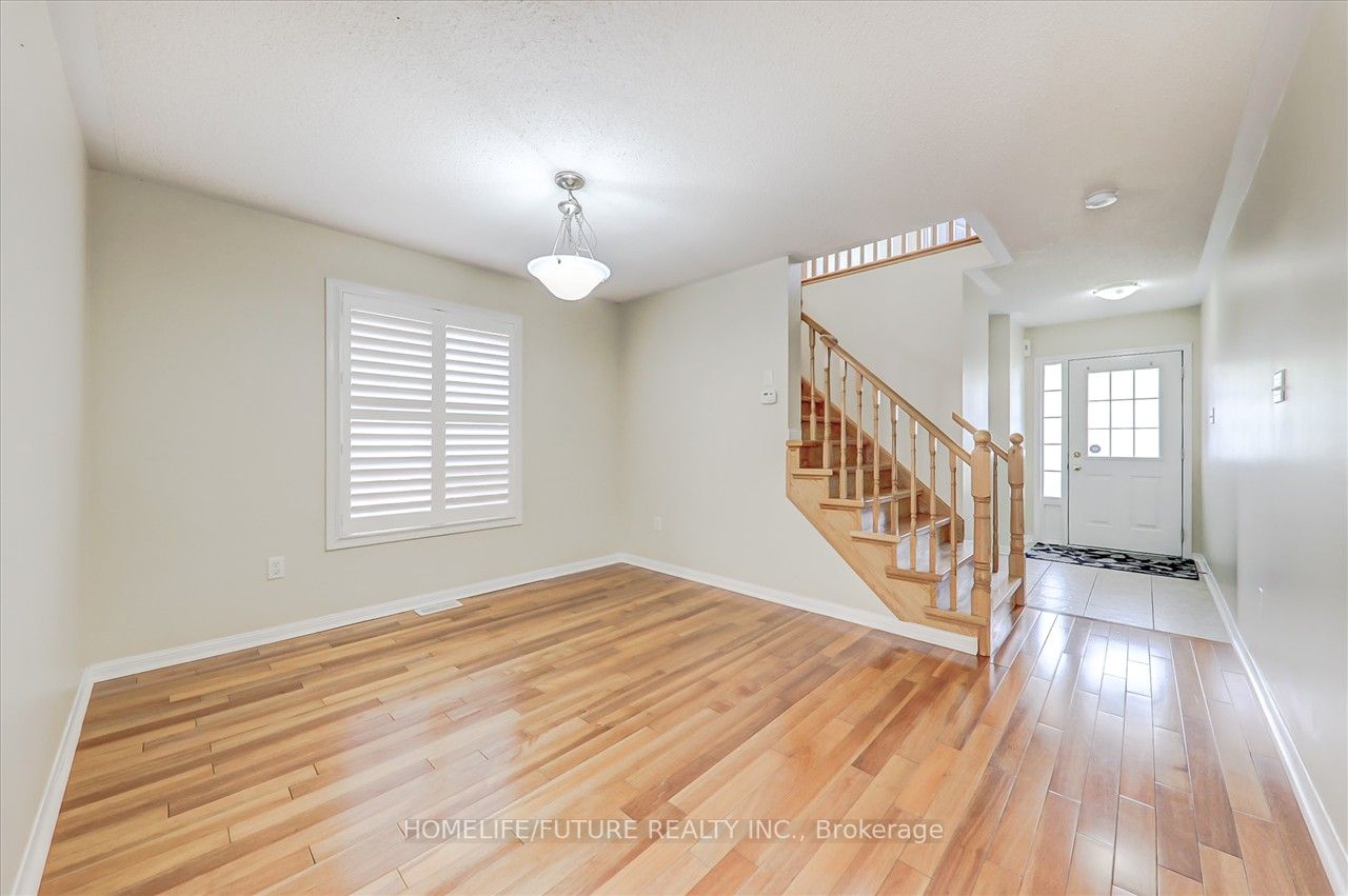 17 Trumpeter St