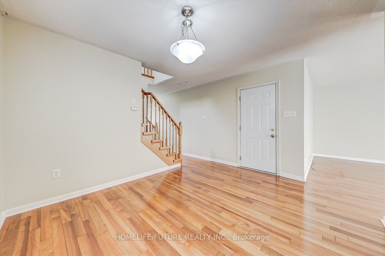 17 Trumpeter St