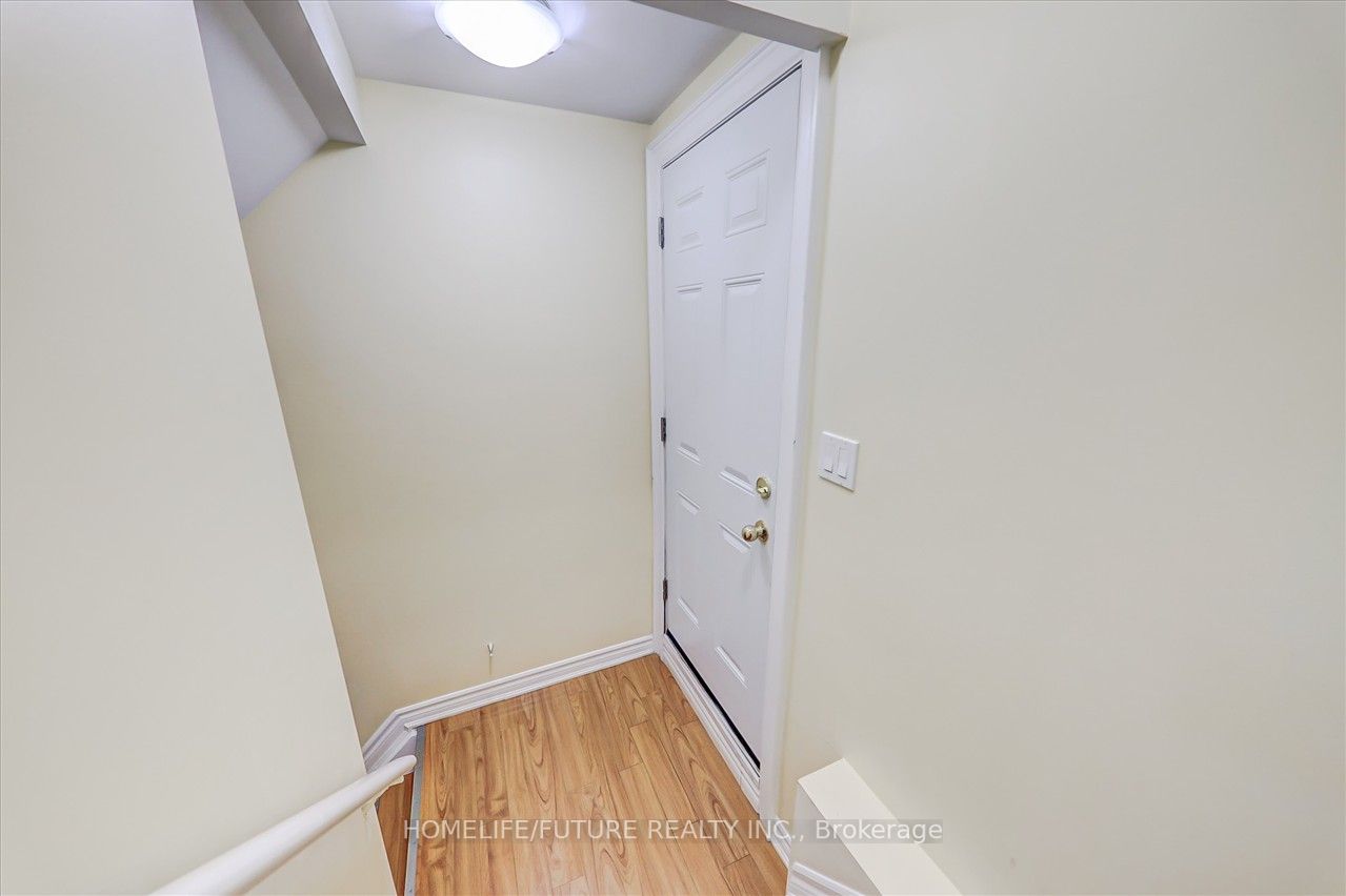 17 Trumpeter St