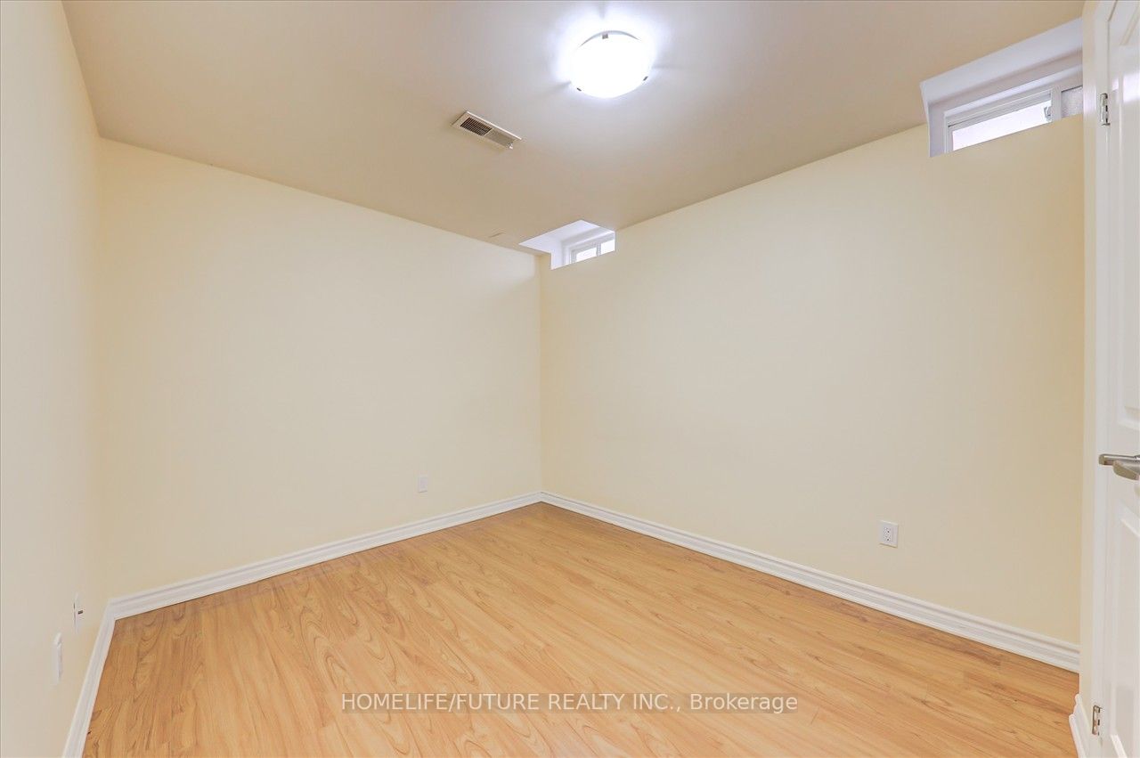 17 Trumpeter St