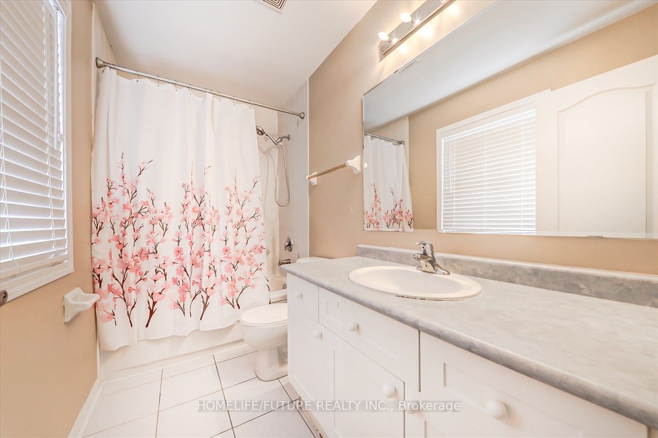 17 Trumpeter St