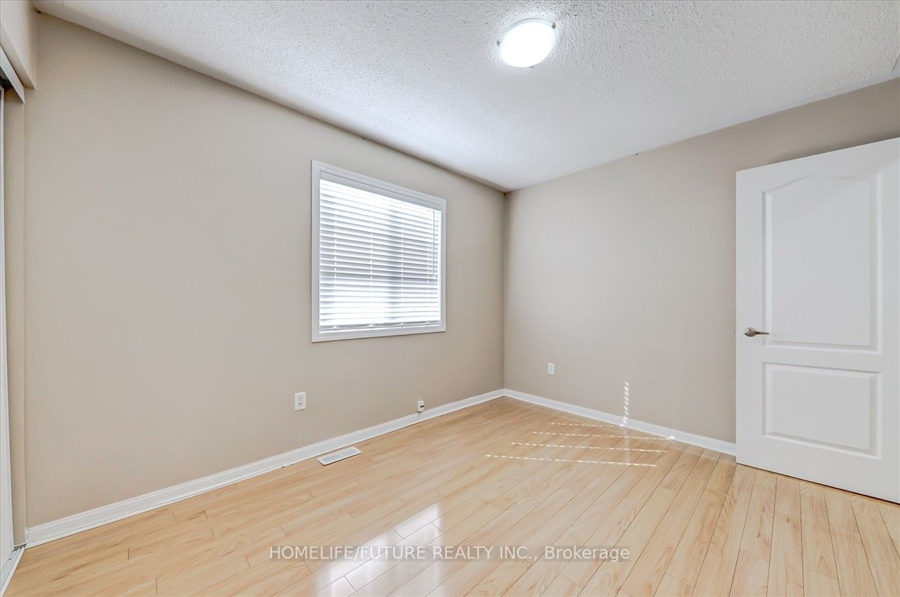 17 Trumpeter St