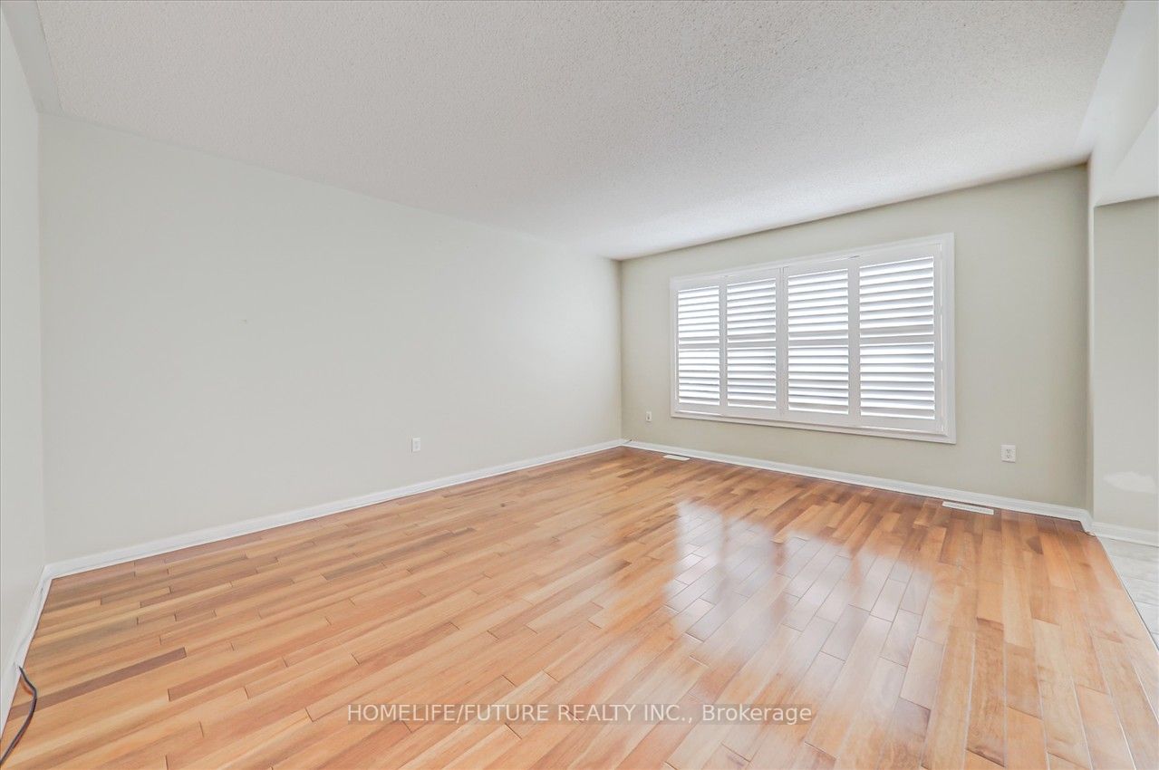 17 Trumpeter St