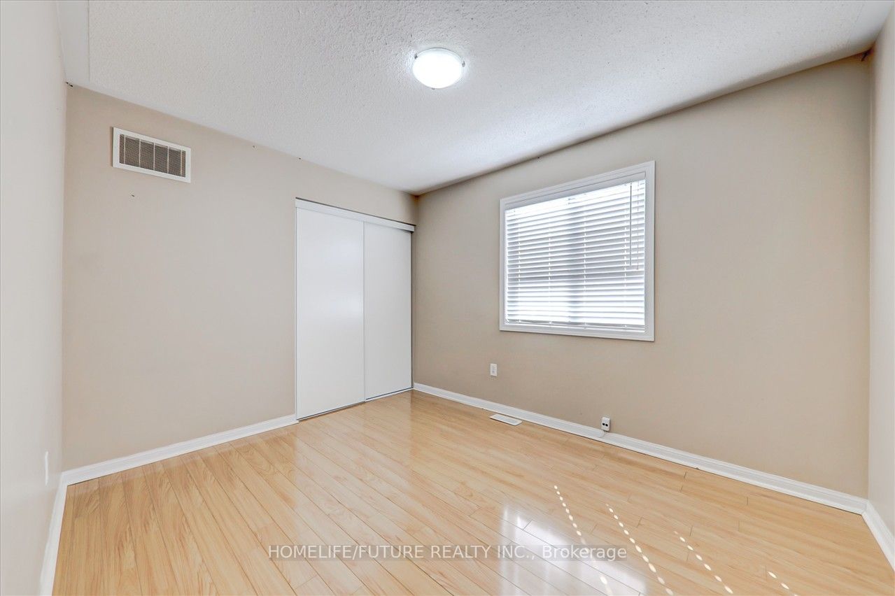 17 Trumpeter St