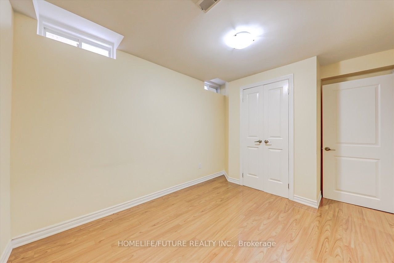 17 Trumpeter St