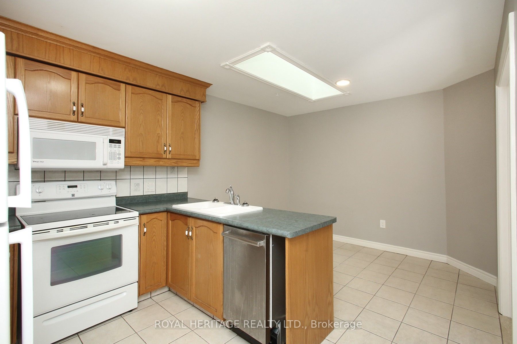 1035 Attersley Dr
