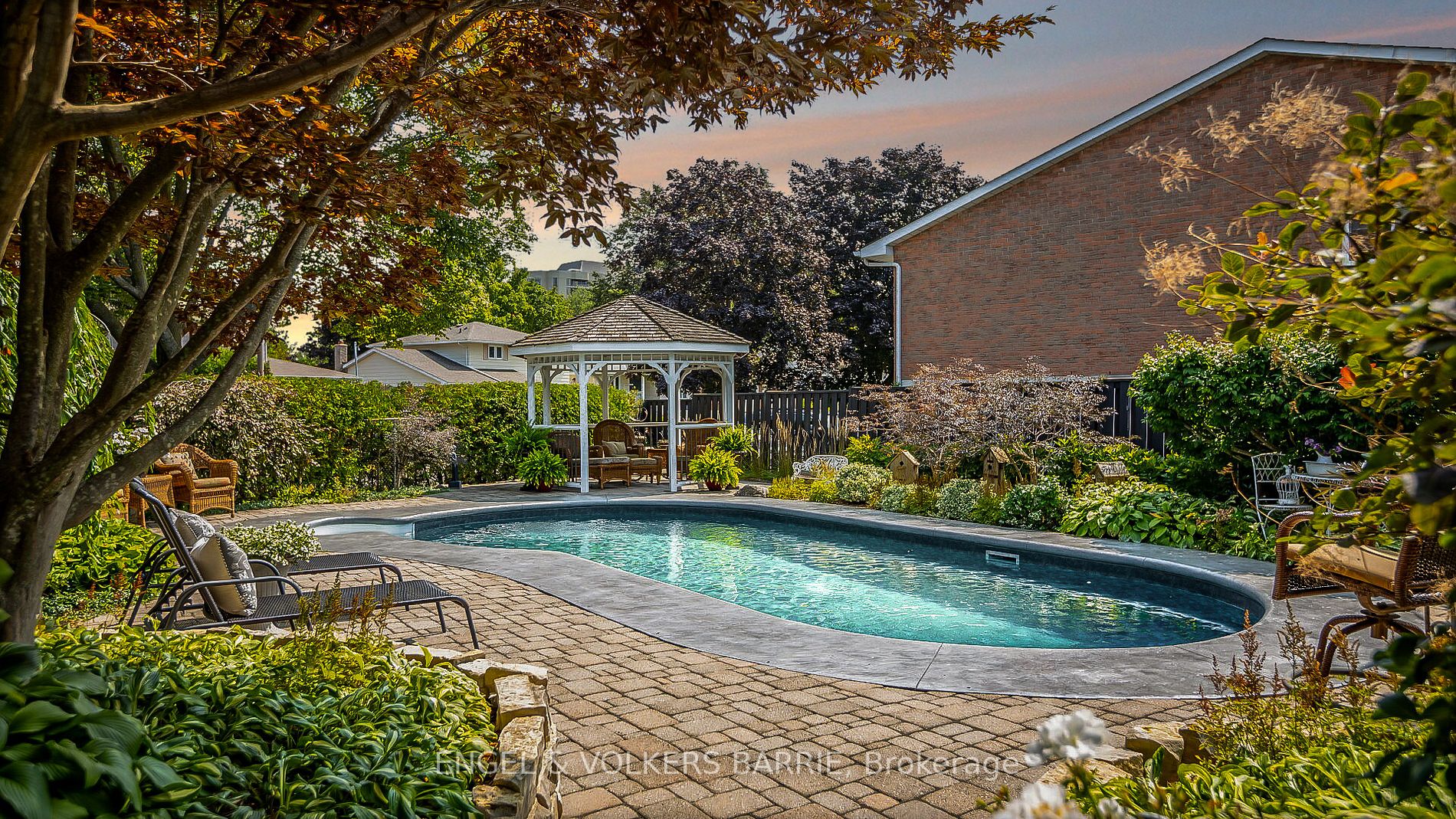 460 Paddington Cres