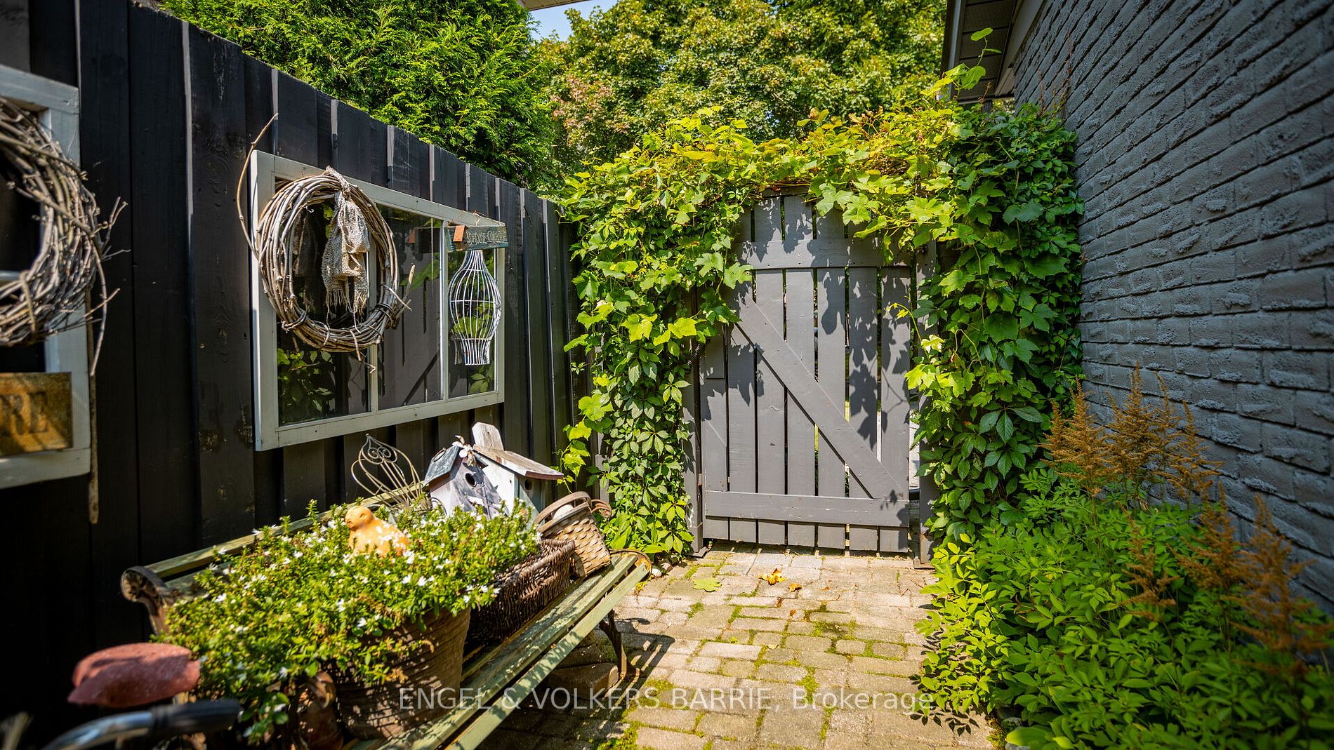 460 Paddington Cres