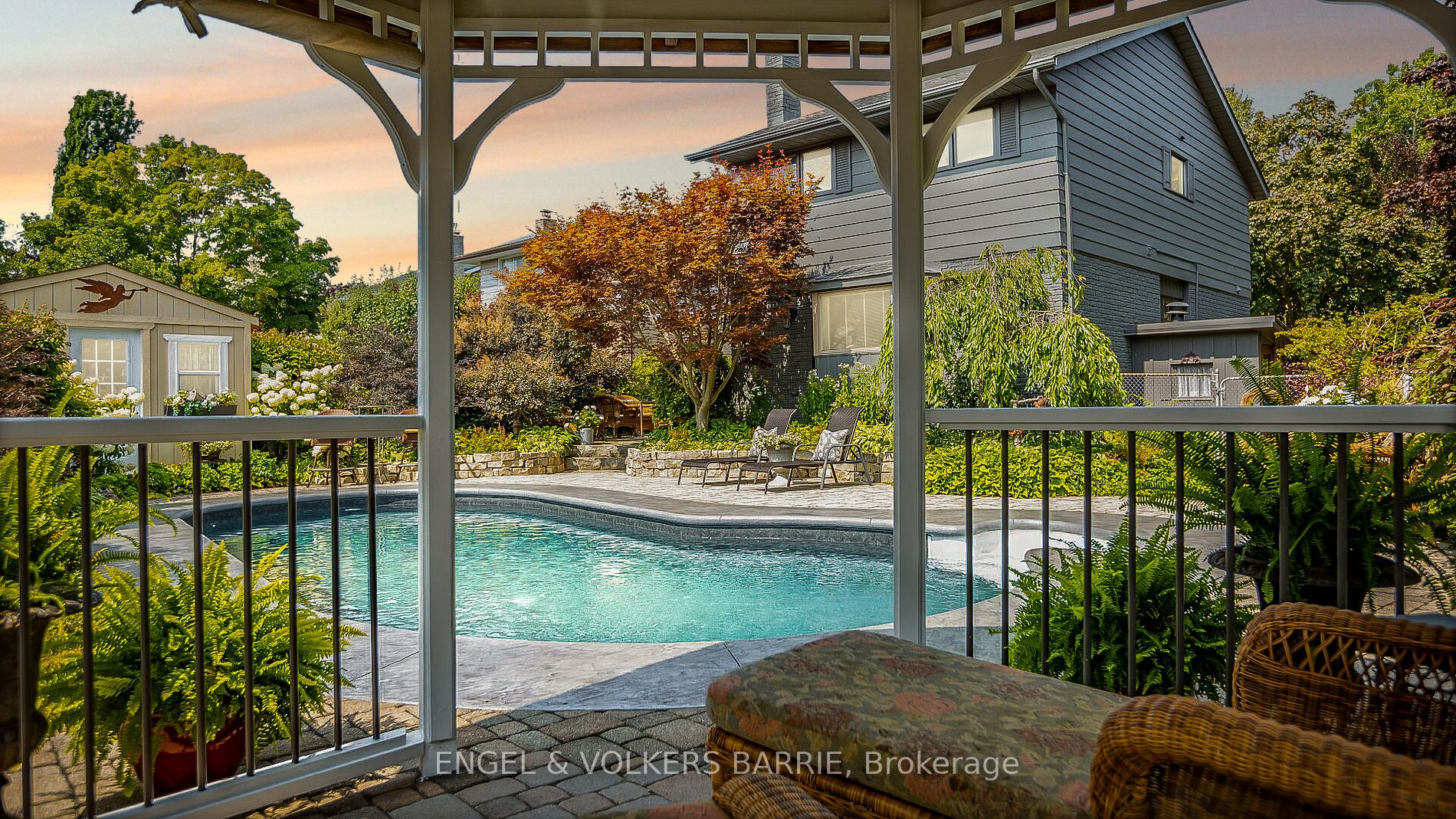 460 Paddington Cres