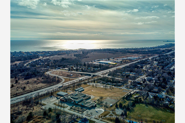 21 Brookhouse Dr, Clarington