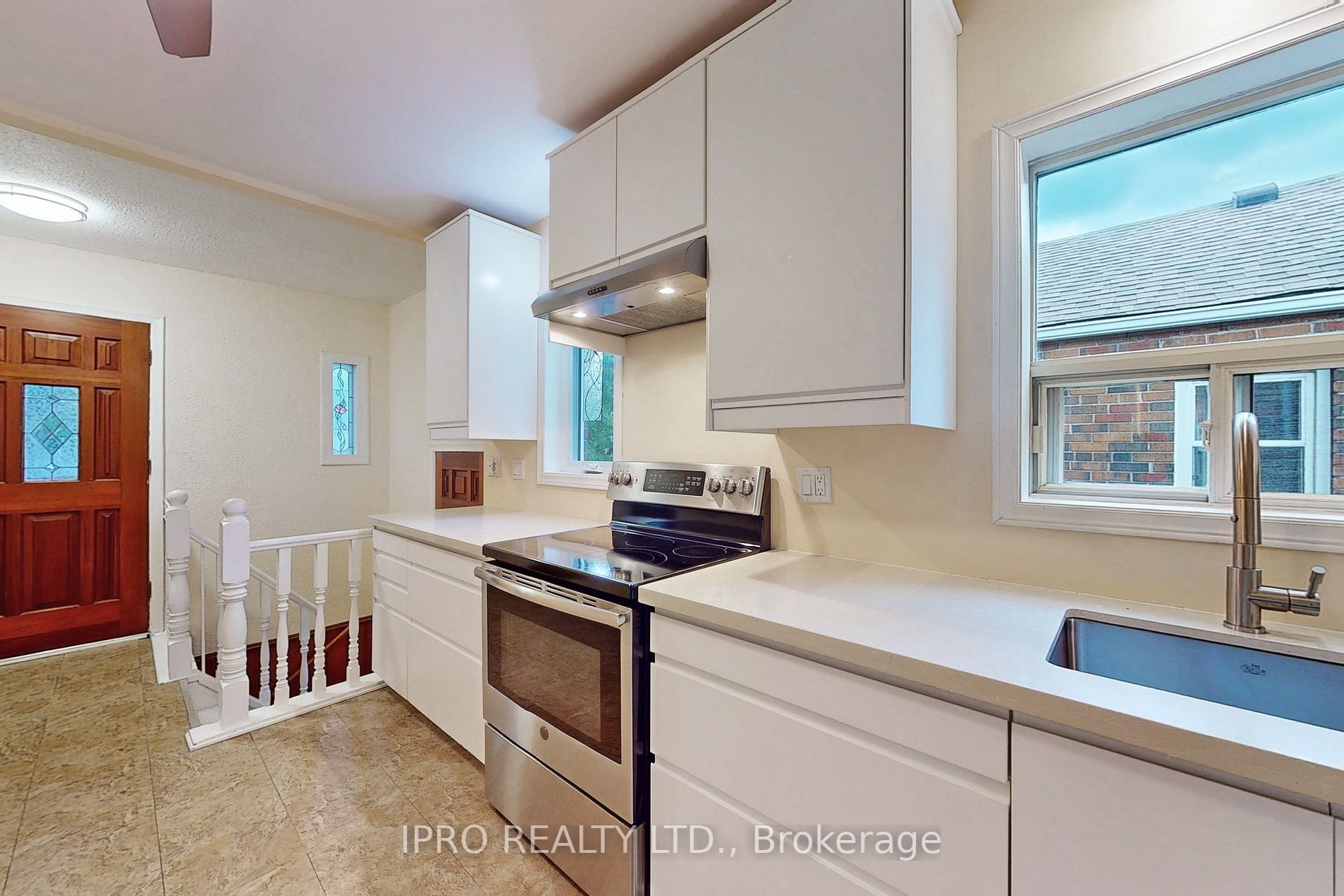 88 Manderley Dr