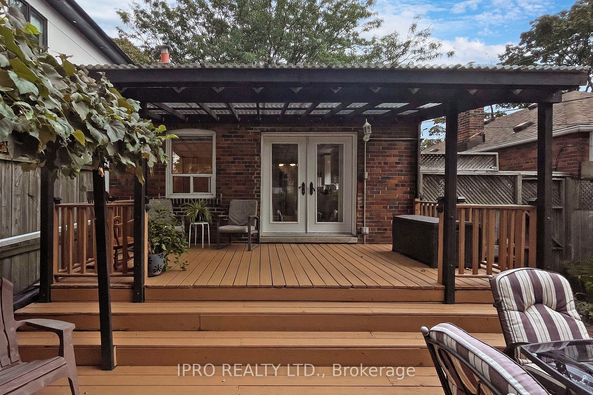 88 Manderley Dr