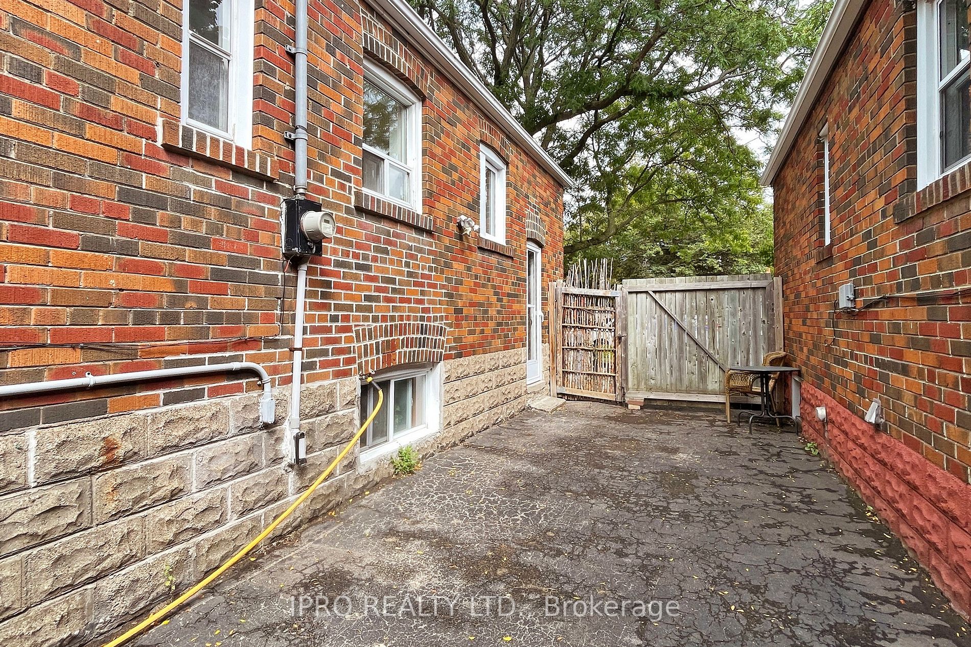 88 Manderley Dr