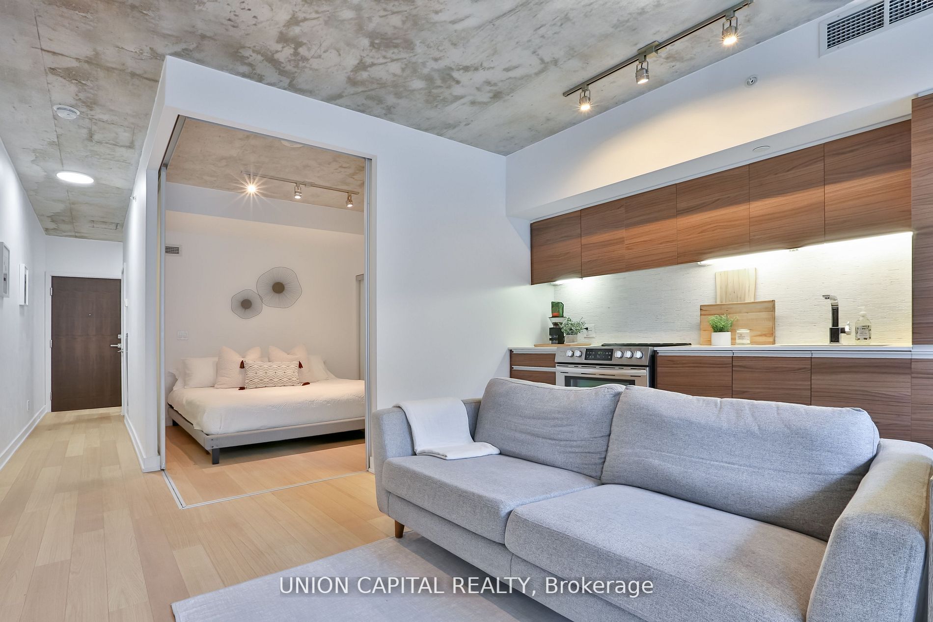 1190 Dundas St E, #324
