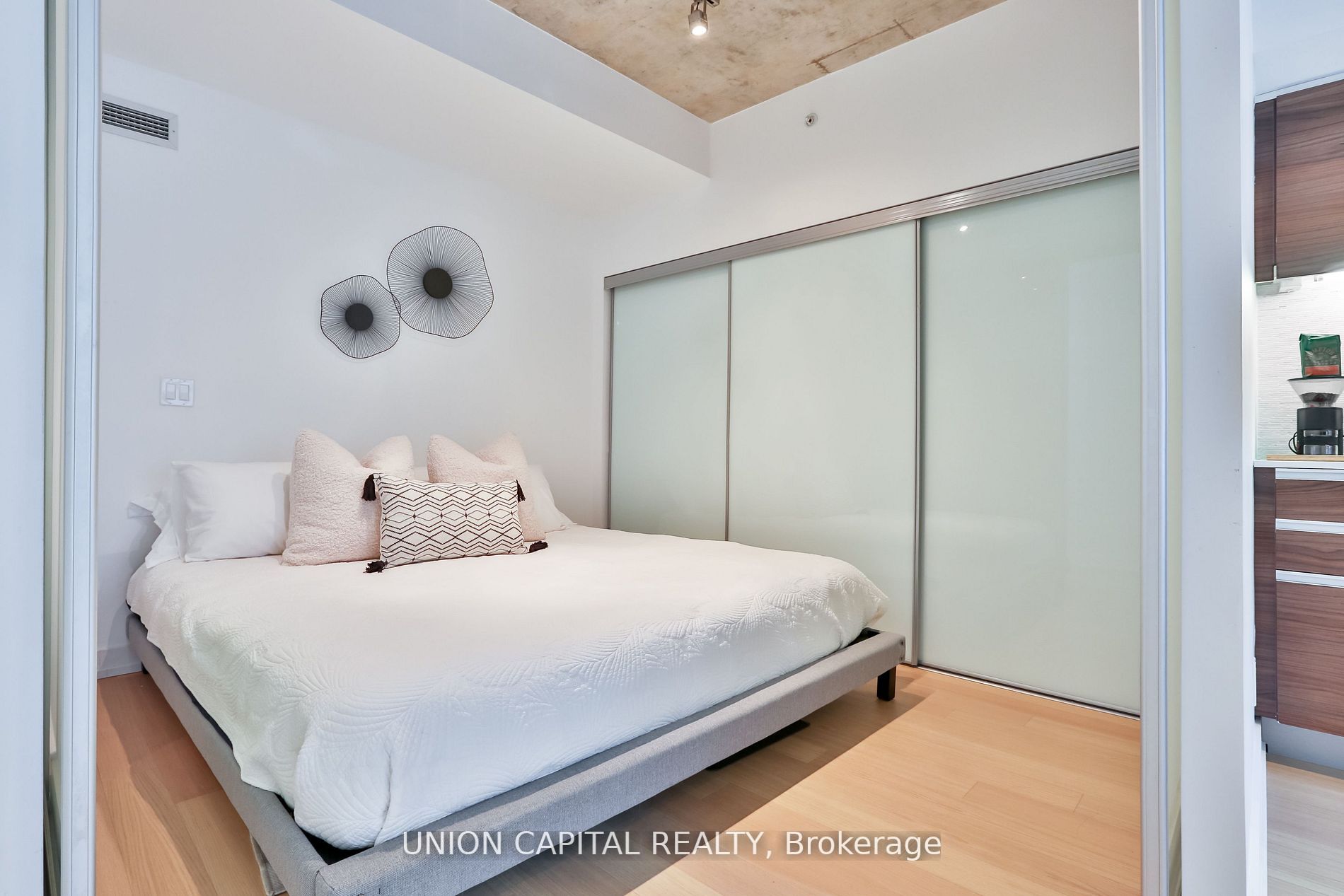 1190 Dundas St E, #324