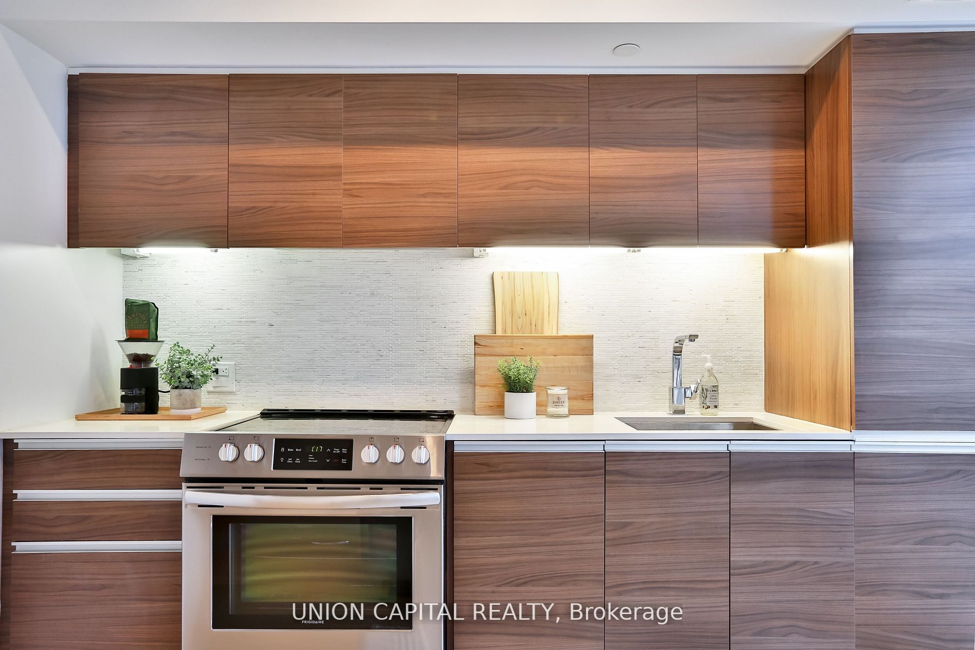 1190 Dundas St E, #324