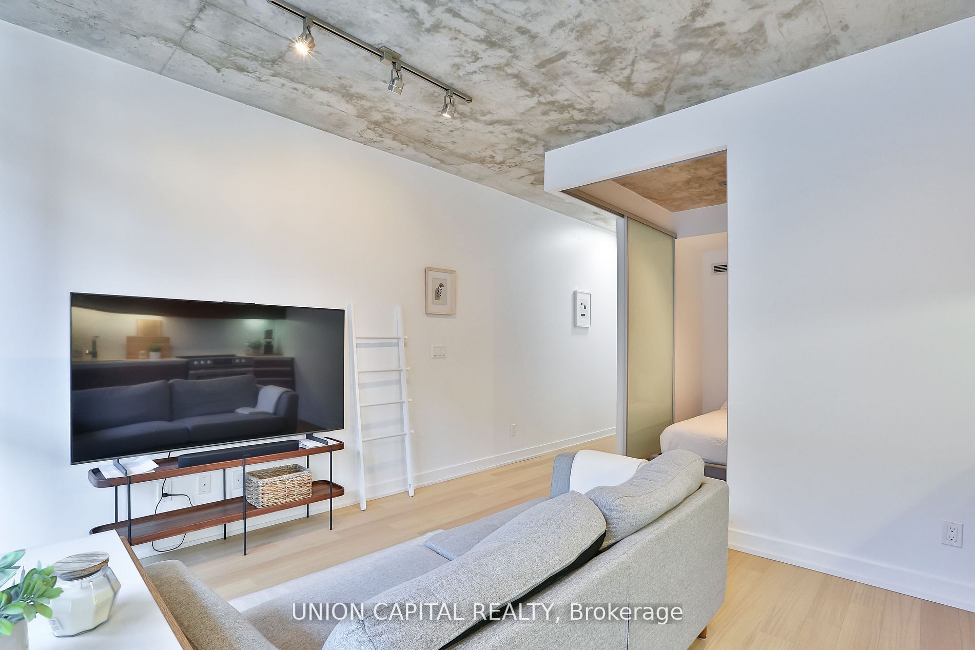 1190 Dundas St E, #324