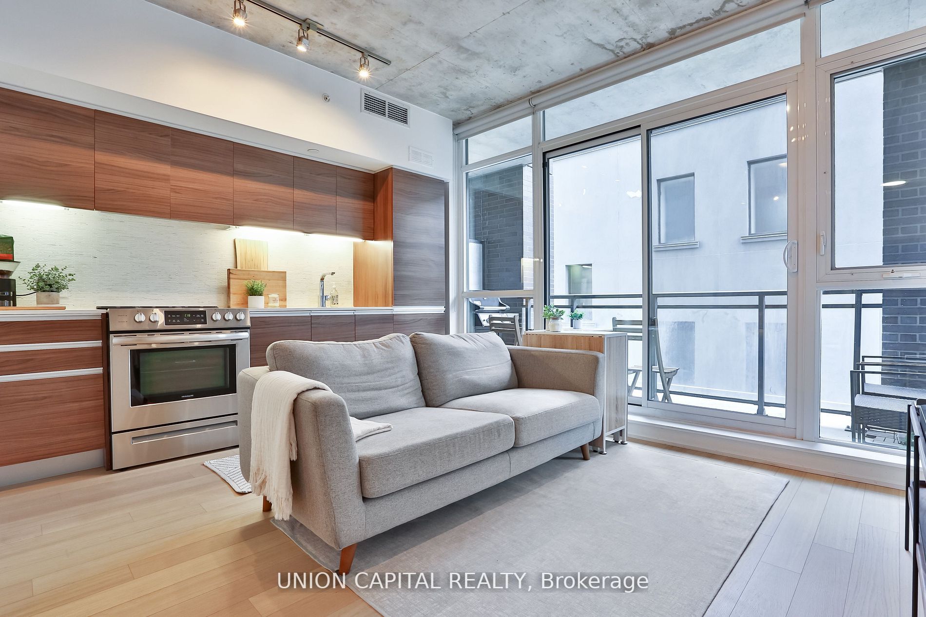 1190 Dundas St E, #324