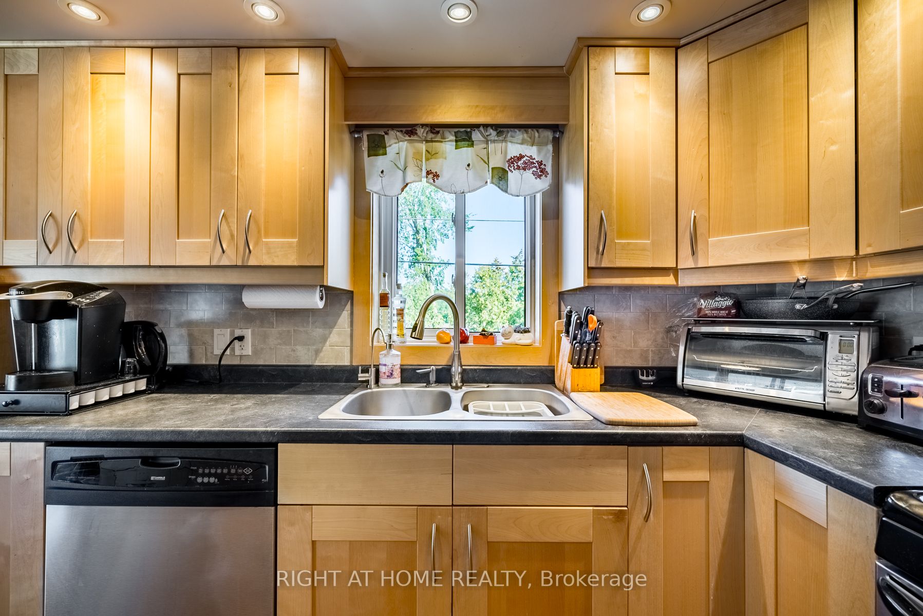 202 Platten Blvd W
