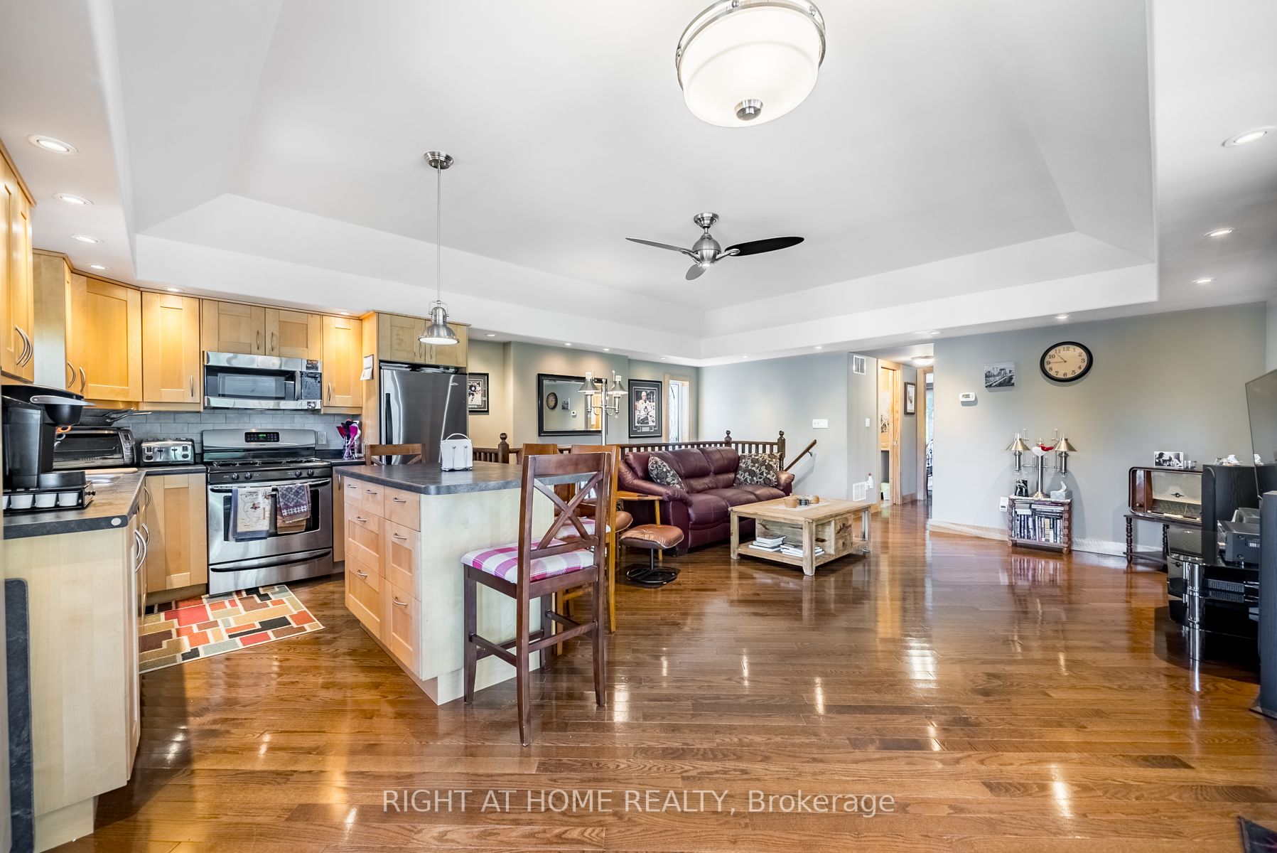 202 Platten Blvd W