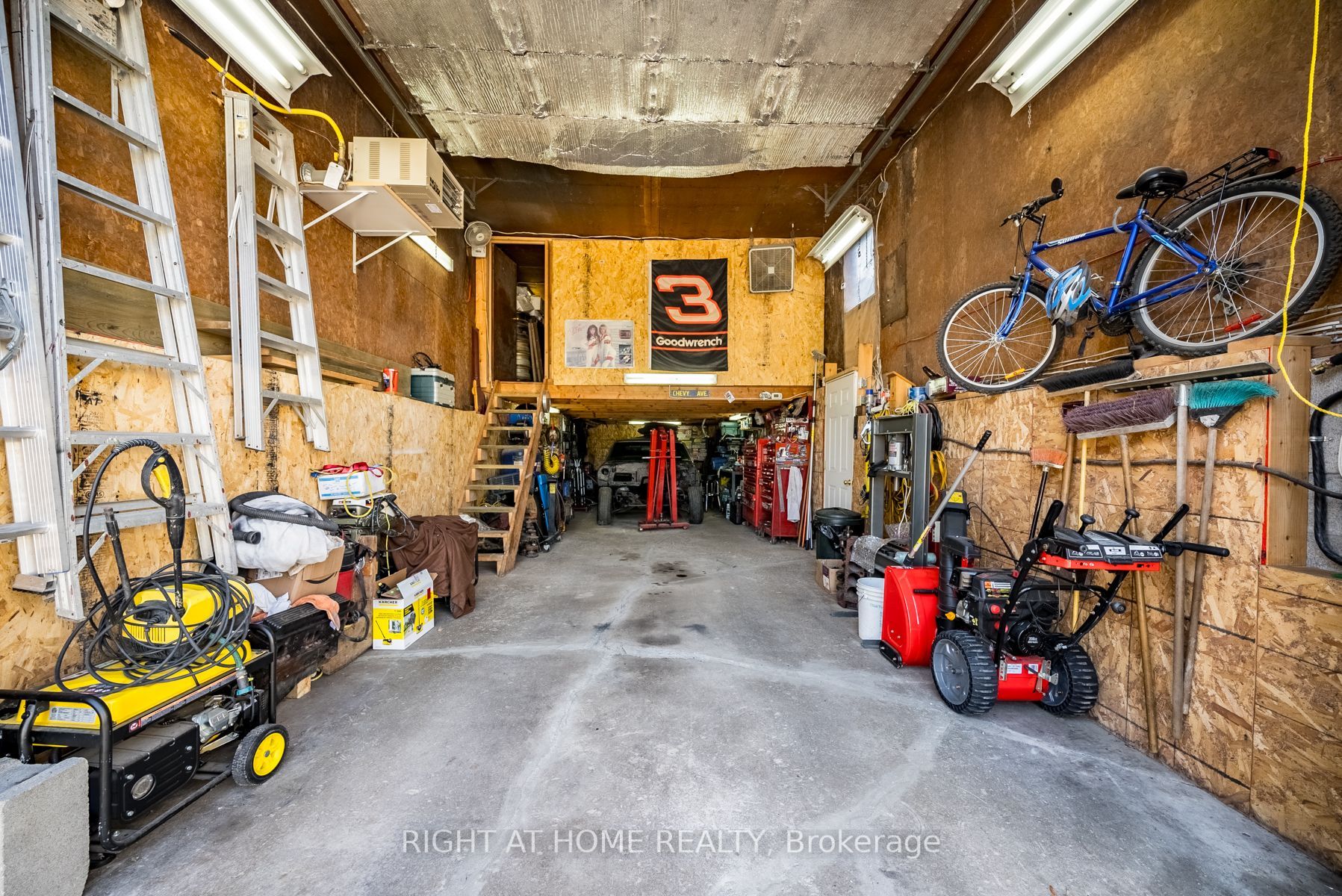 202 Platten Blvd W