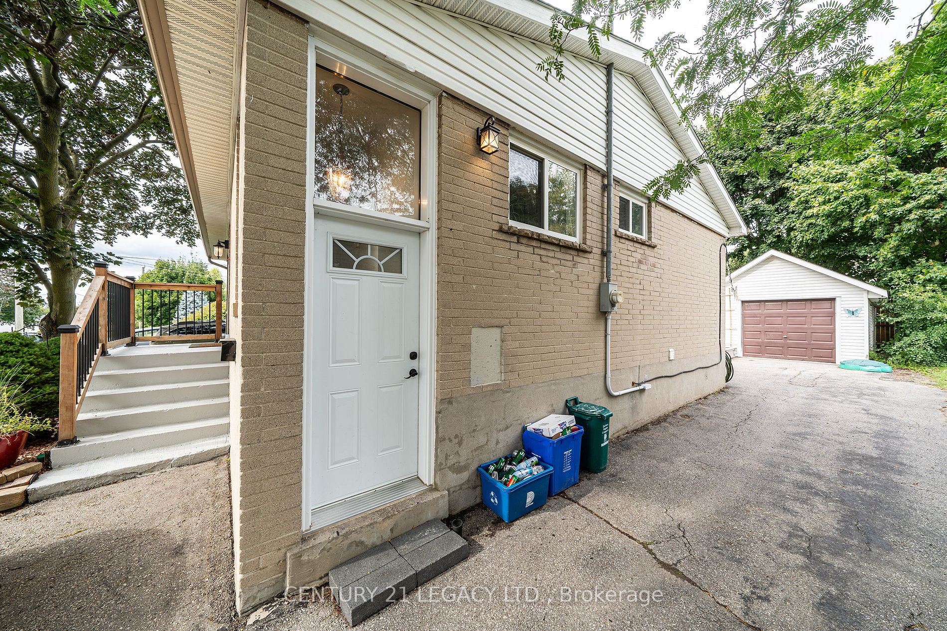 924 Greenwood Crescent