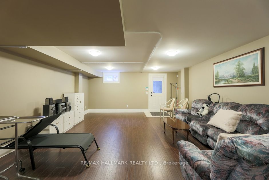 64 Sandown Ave