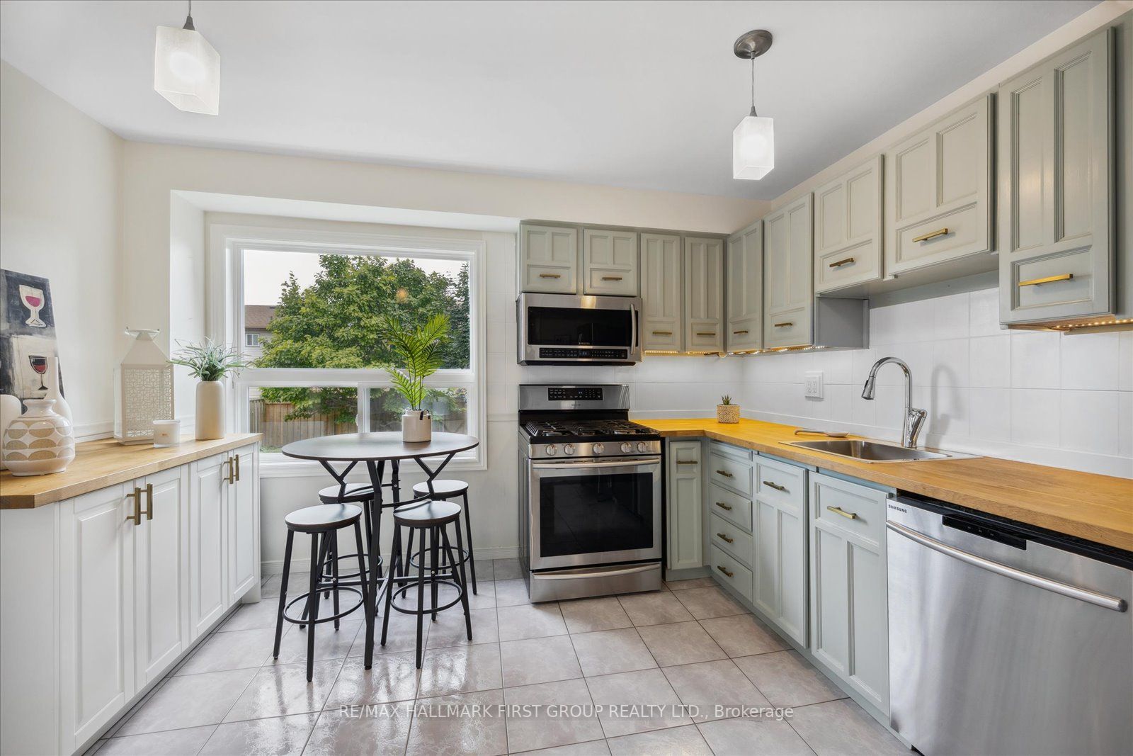 1161 Canborough Crescent