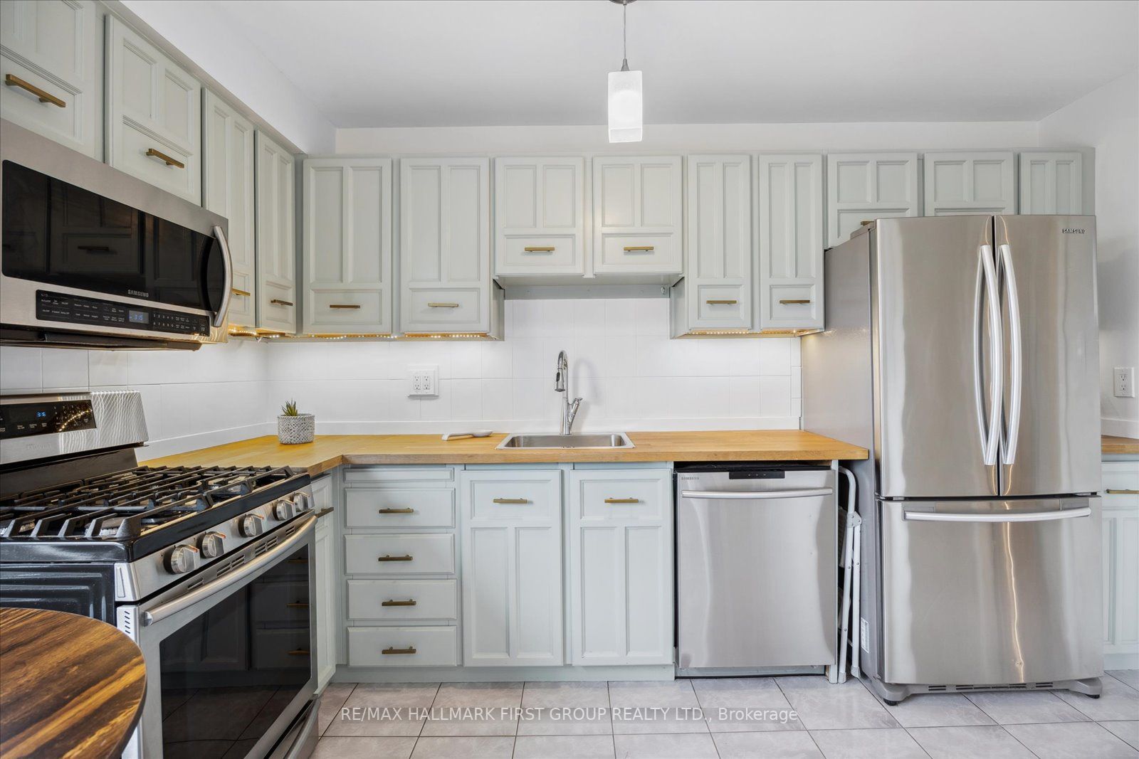 1161 Canborough Crescent