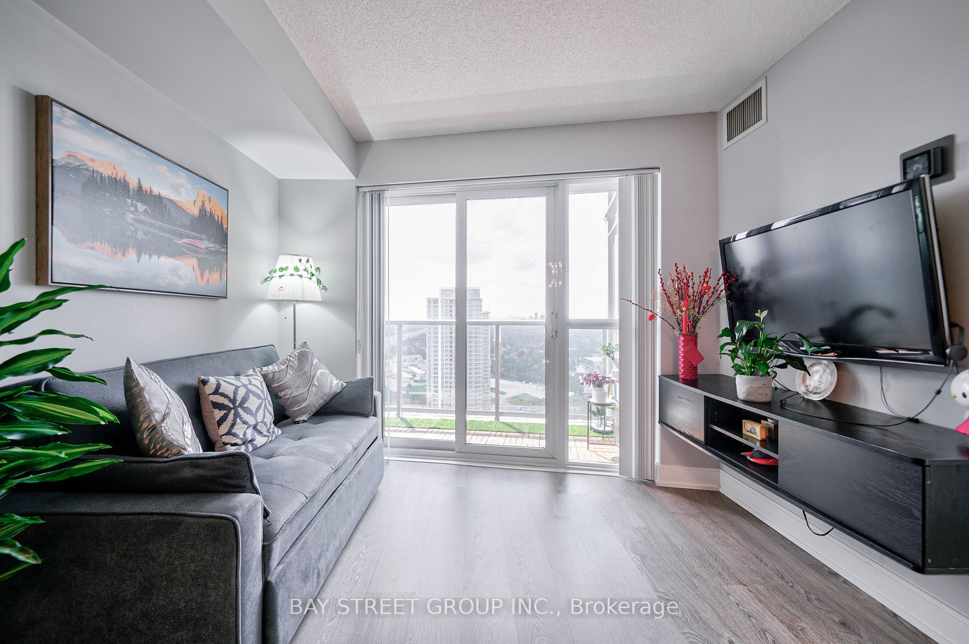 135 Village Green Sq, #3422