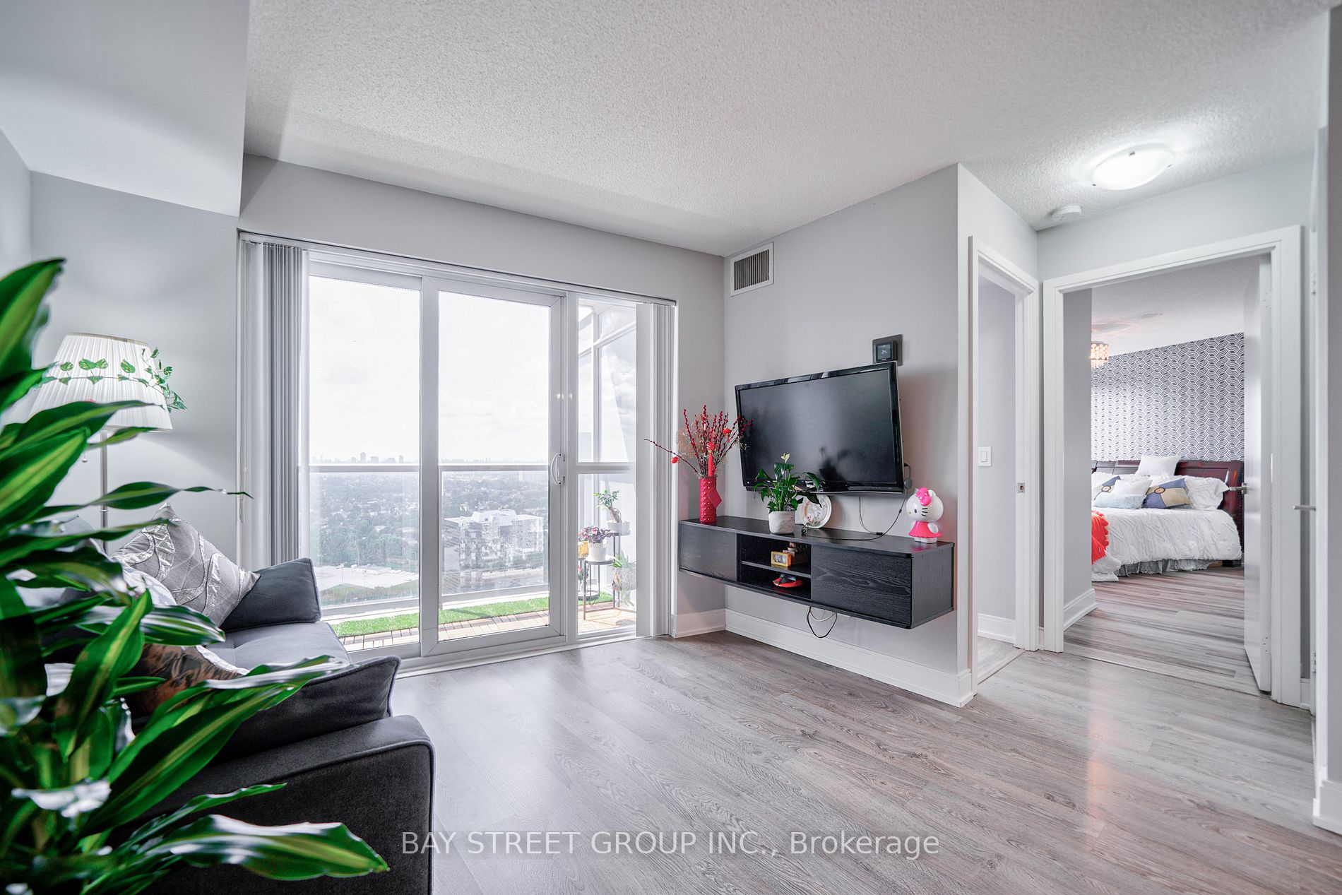 135 Village Green Sq, #3422
