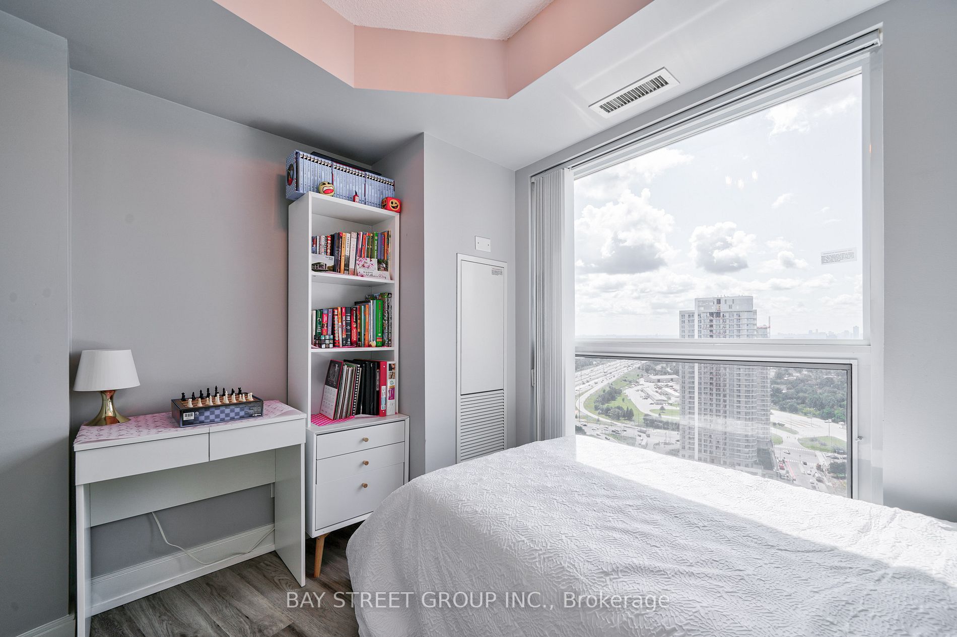 135 Village Green Sq, #3422