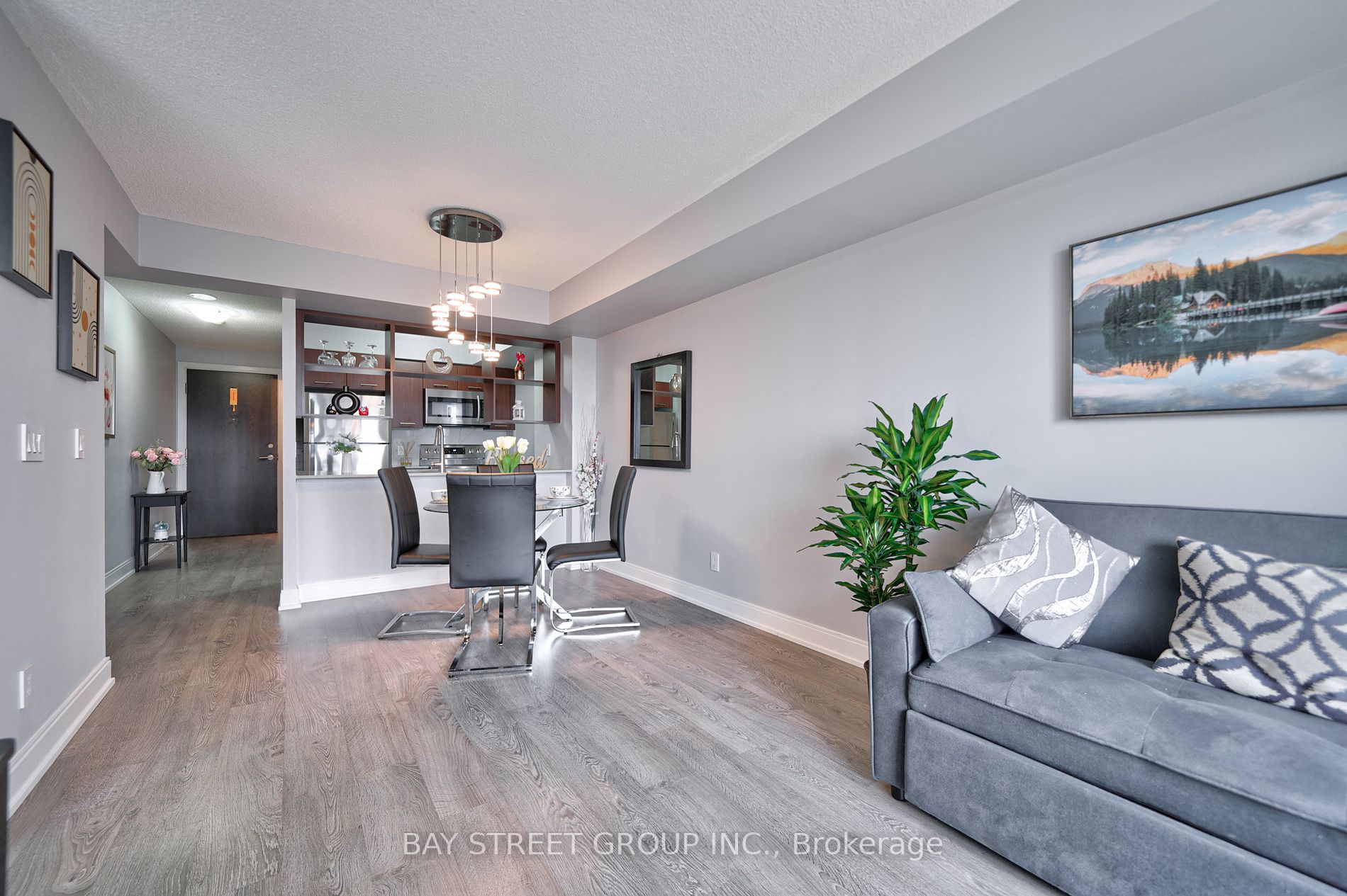 135 Village Green Sq, #3422