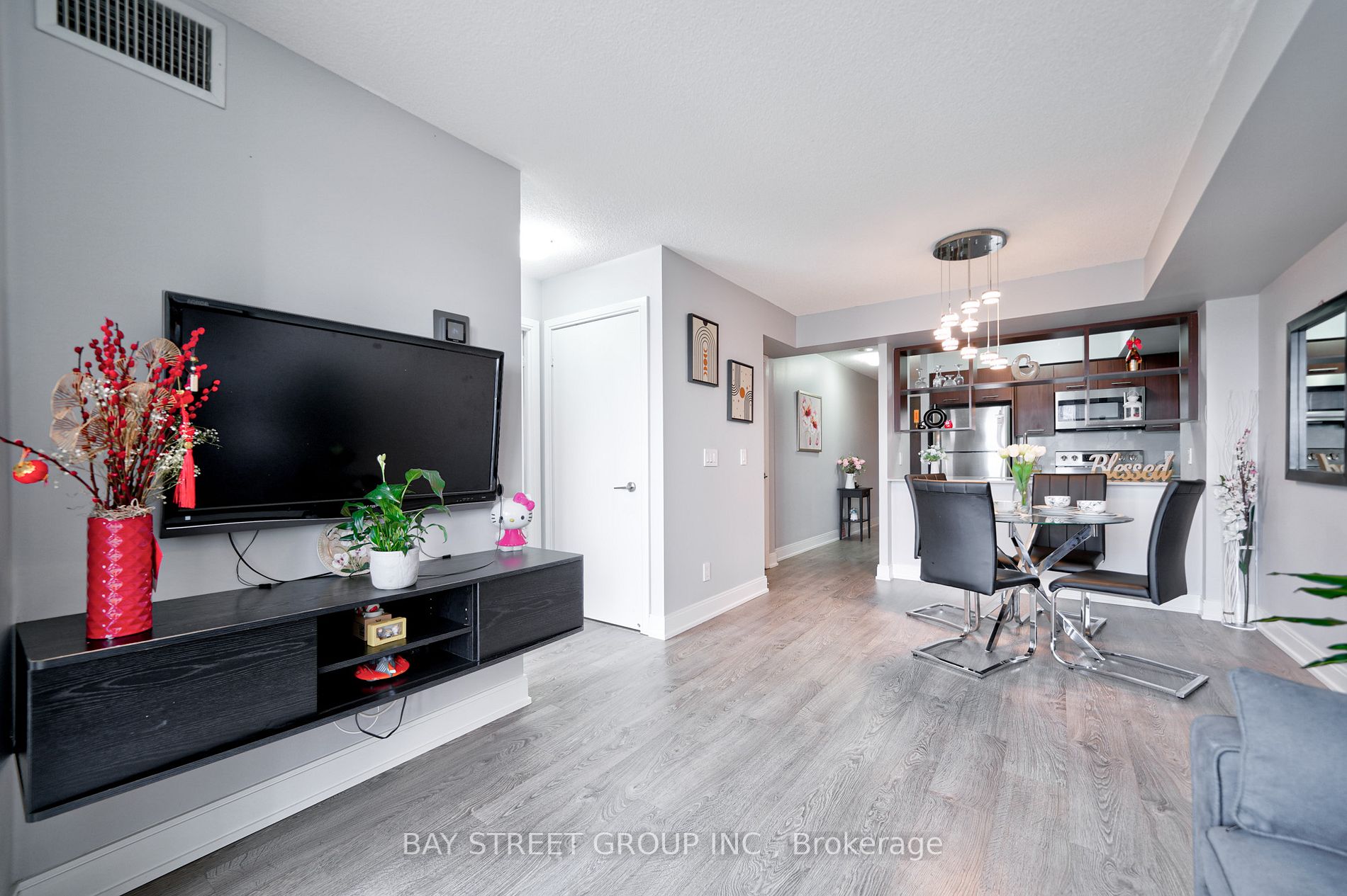 135 Village Green Sq, #3422
