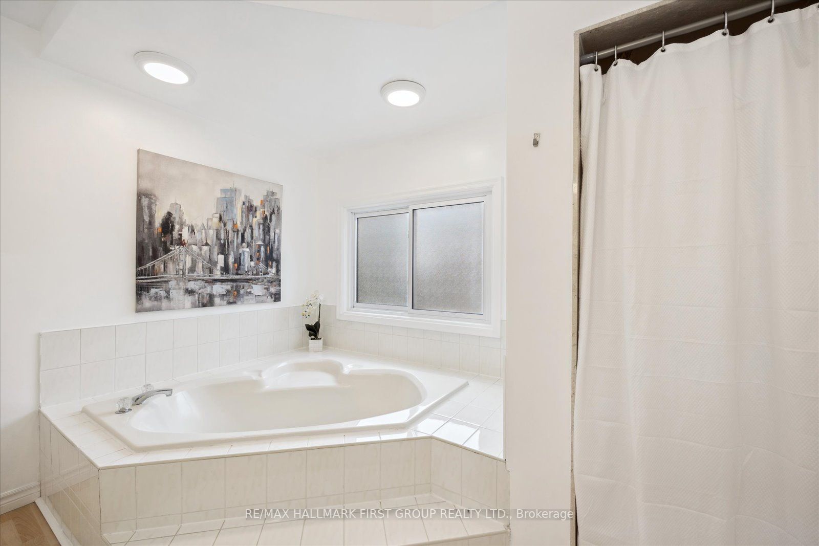1031 Moorelands Cres