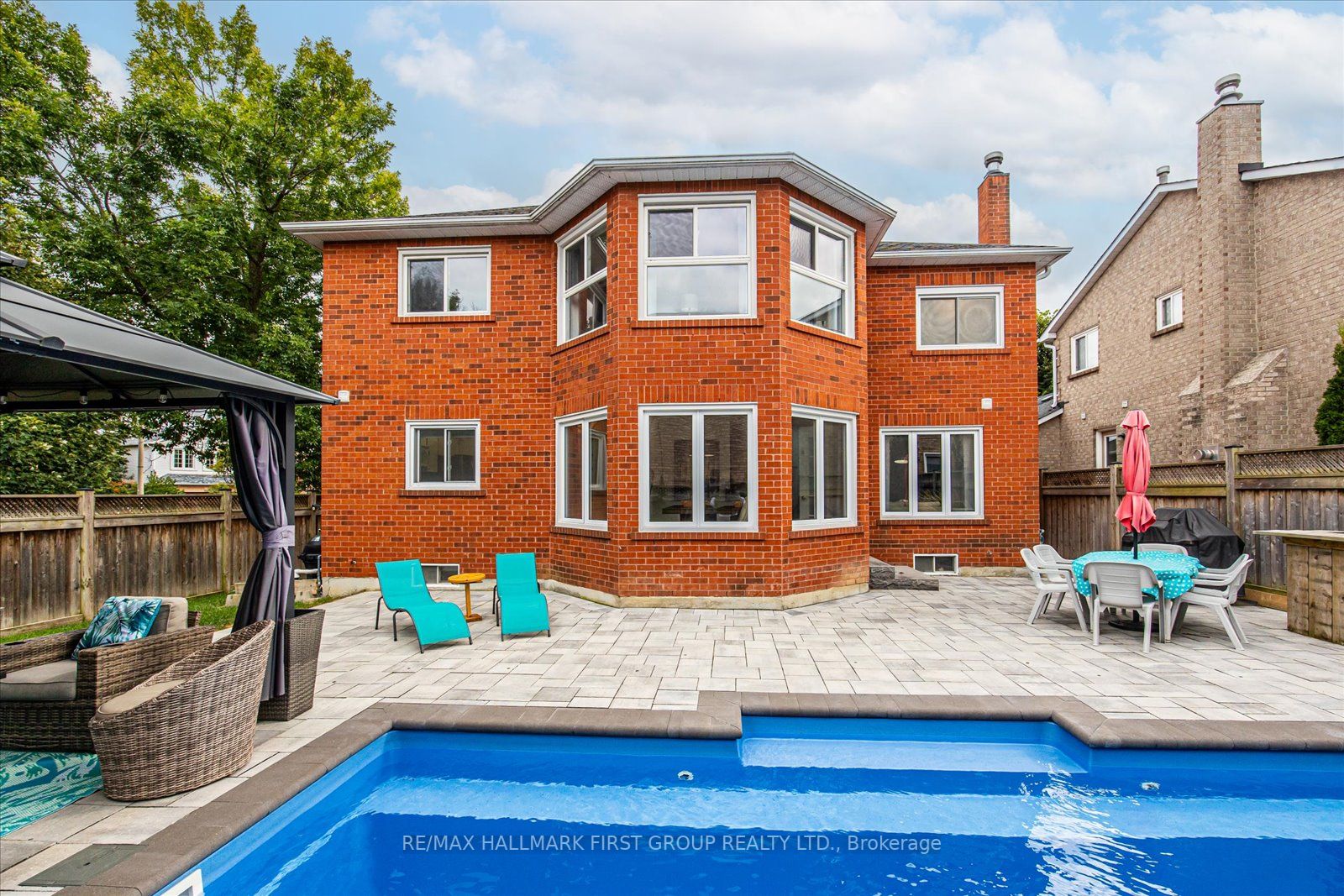 1031 Moorelands Cres