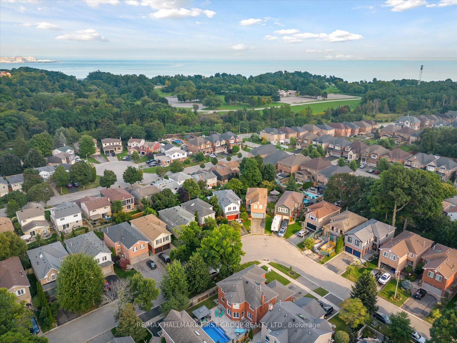 1031 Moorelands Cres