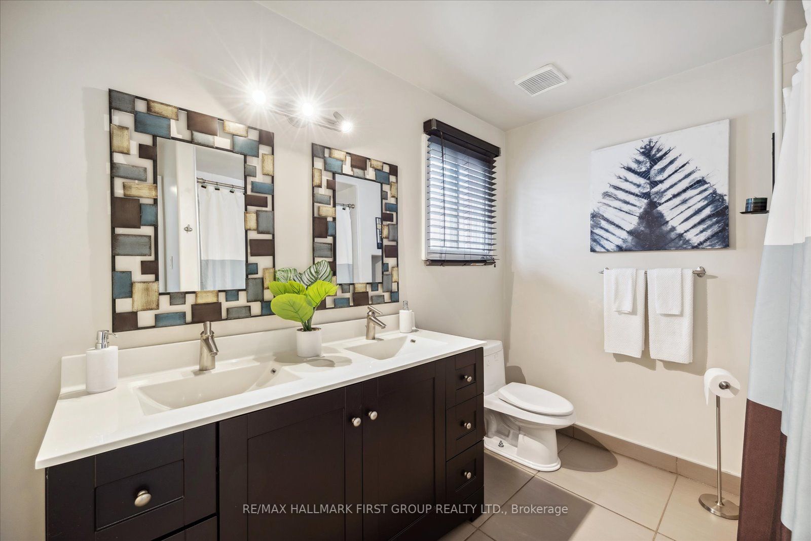 1031 Moorelands Cres