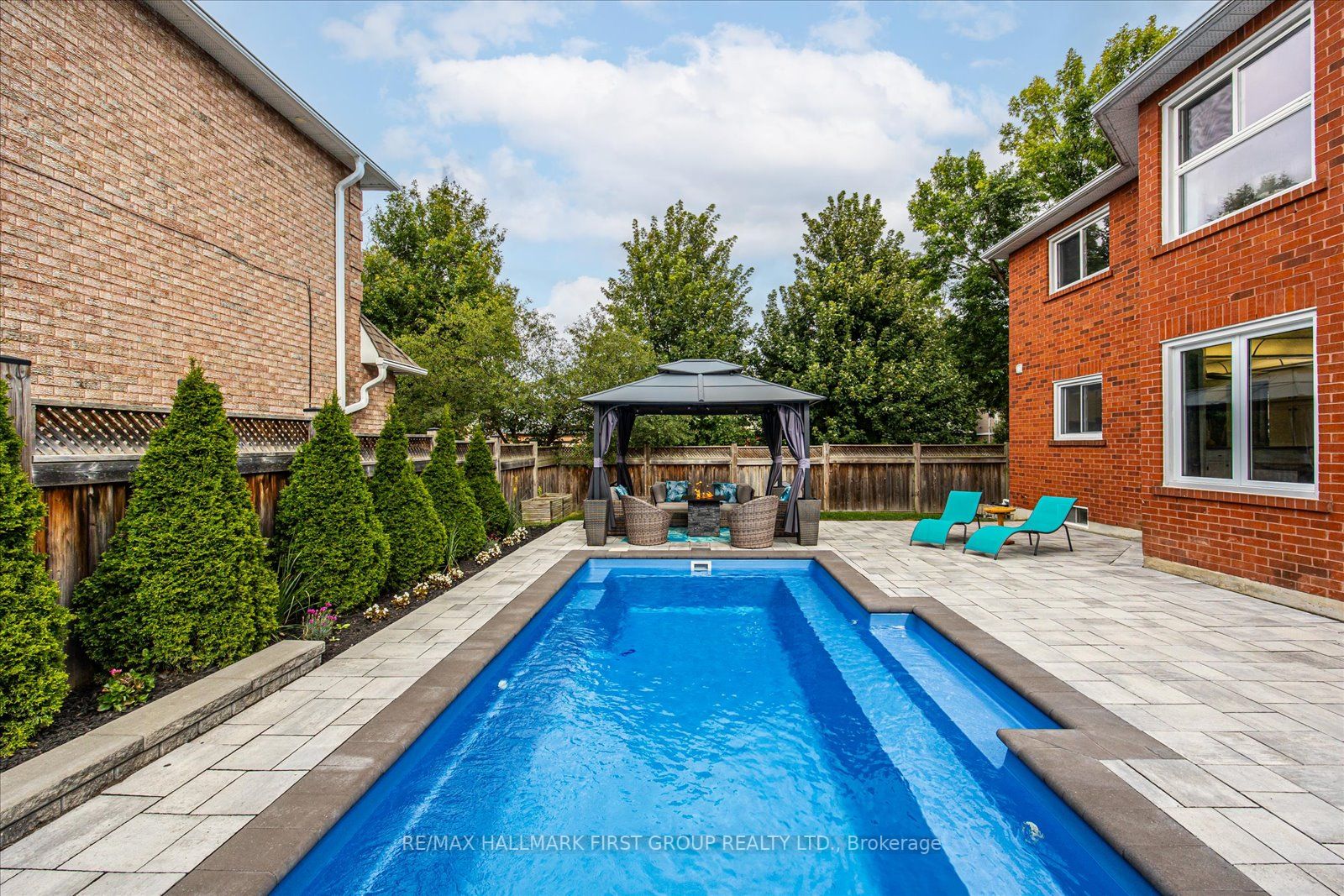 1031 Moorelands Cres