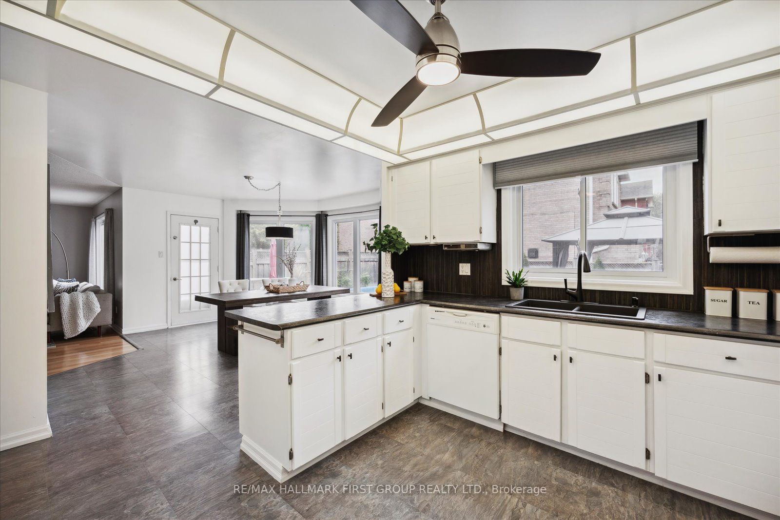 1031 Moorelands Cres