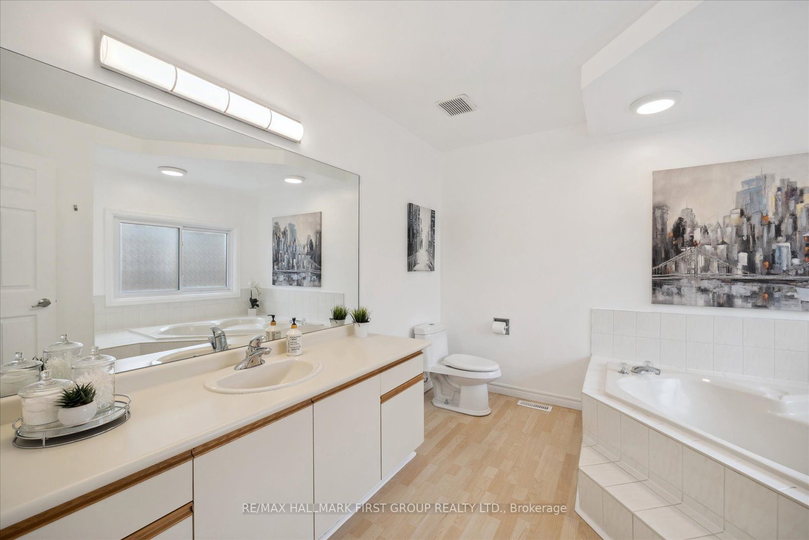 1031 Moorelands Cres
