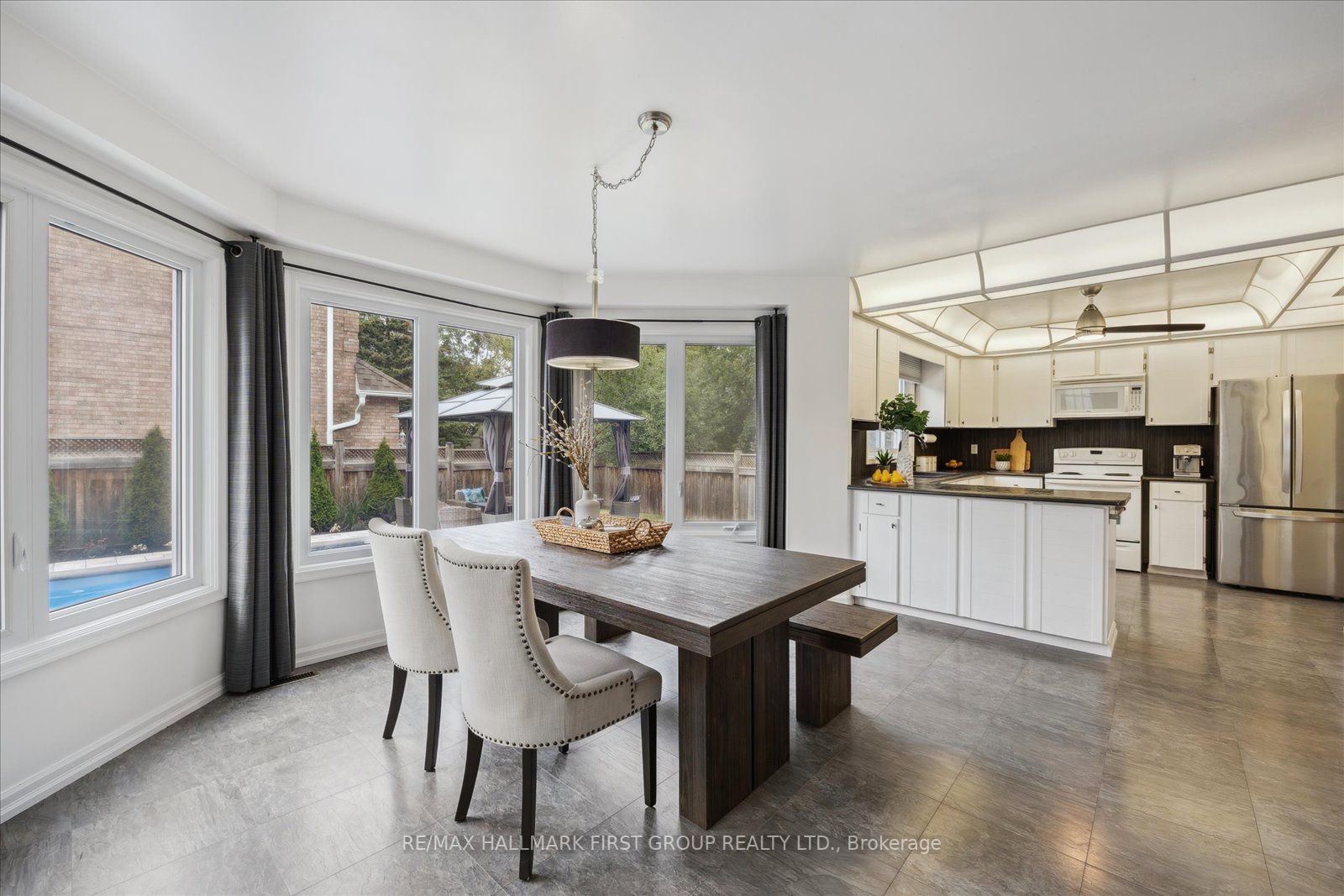1031 Moorelands Cres