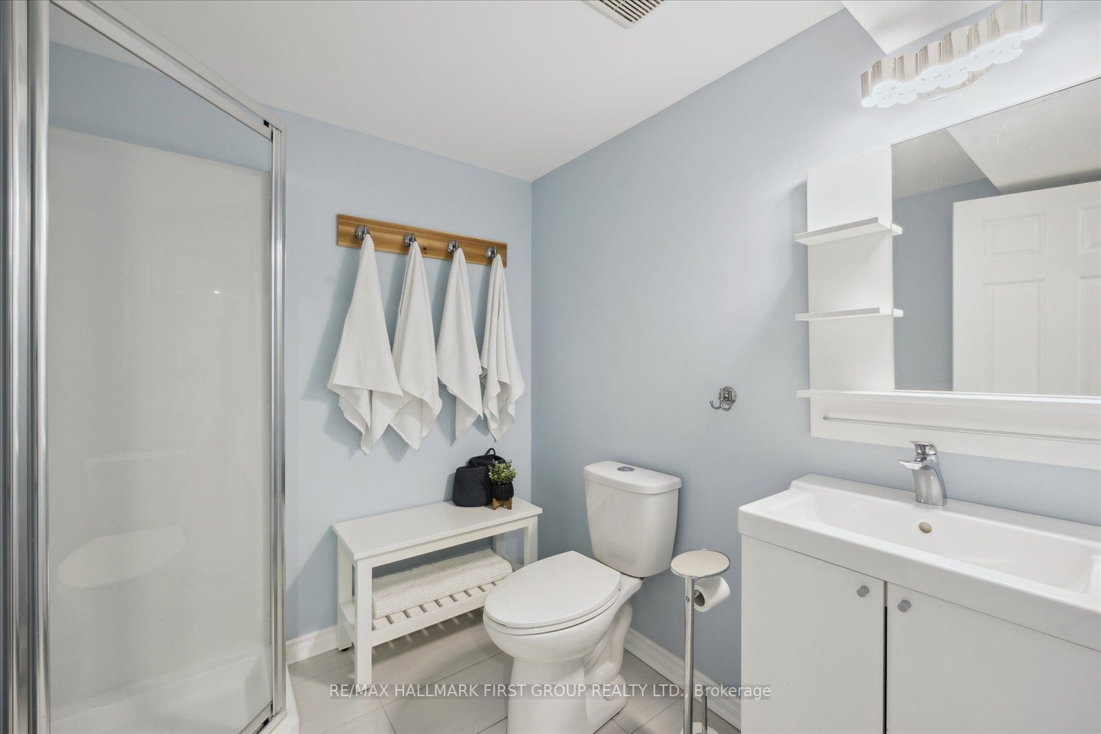 1031 Moorelands Cres