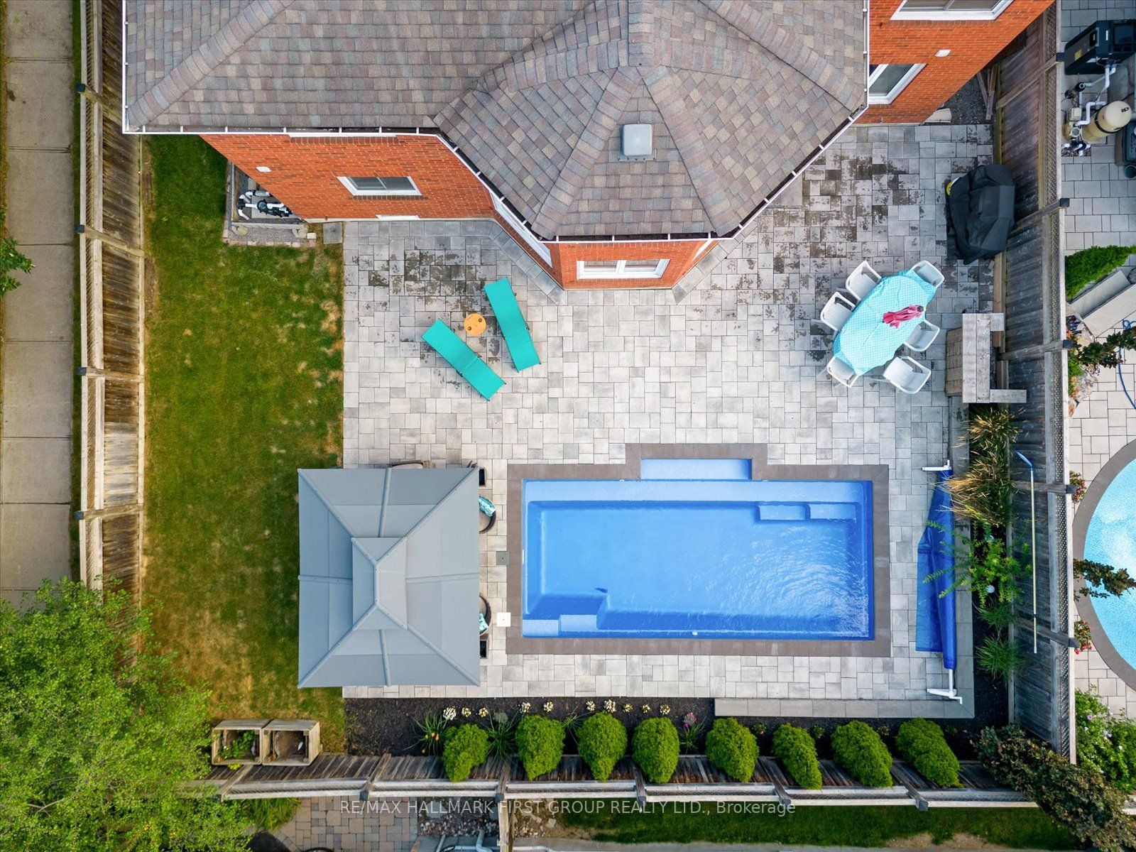 1031 Moorelands Cres