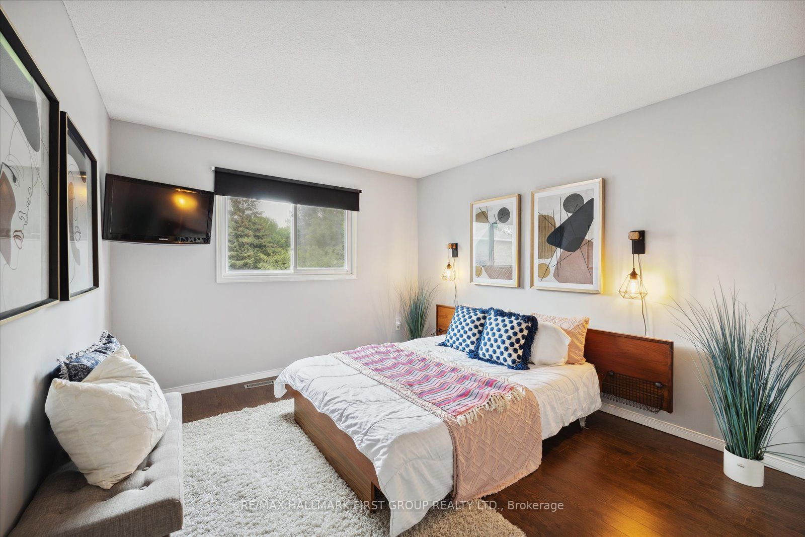1031 Moorelands Cres