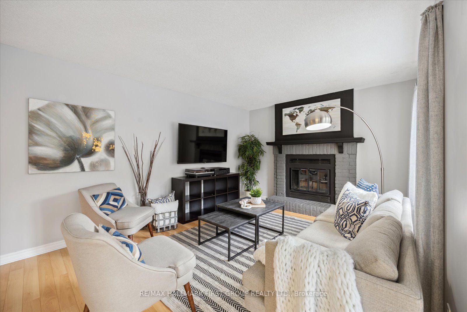 1031 Moorelands Cres