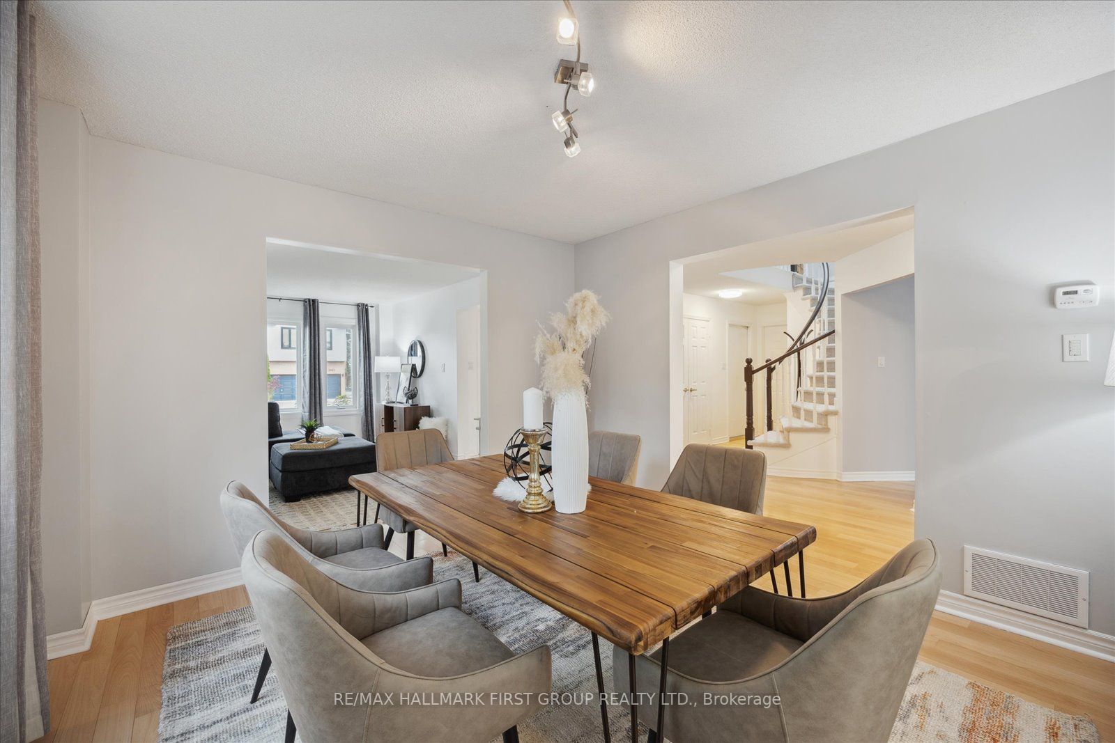 1031 Moorelands Cres