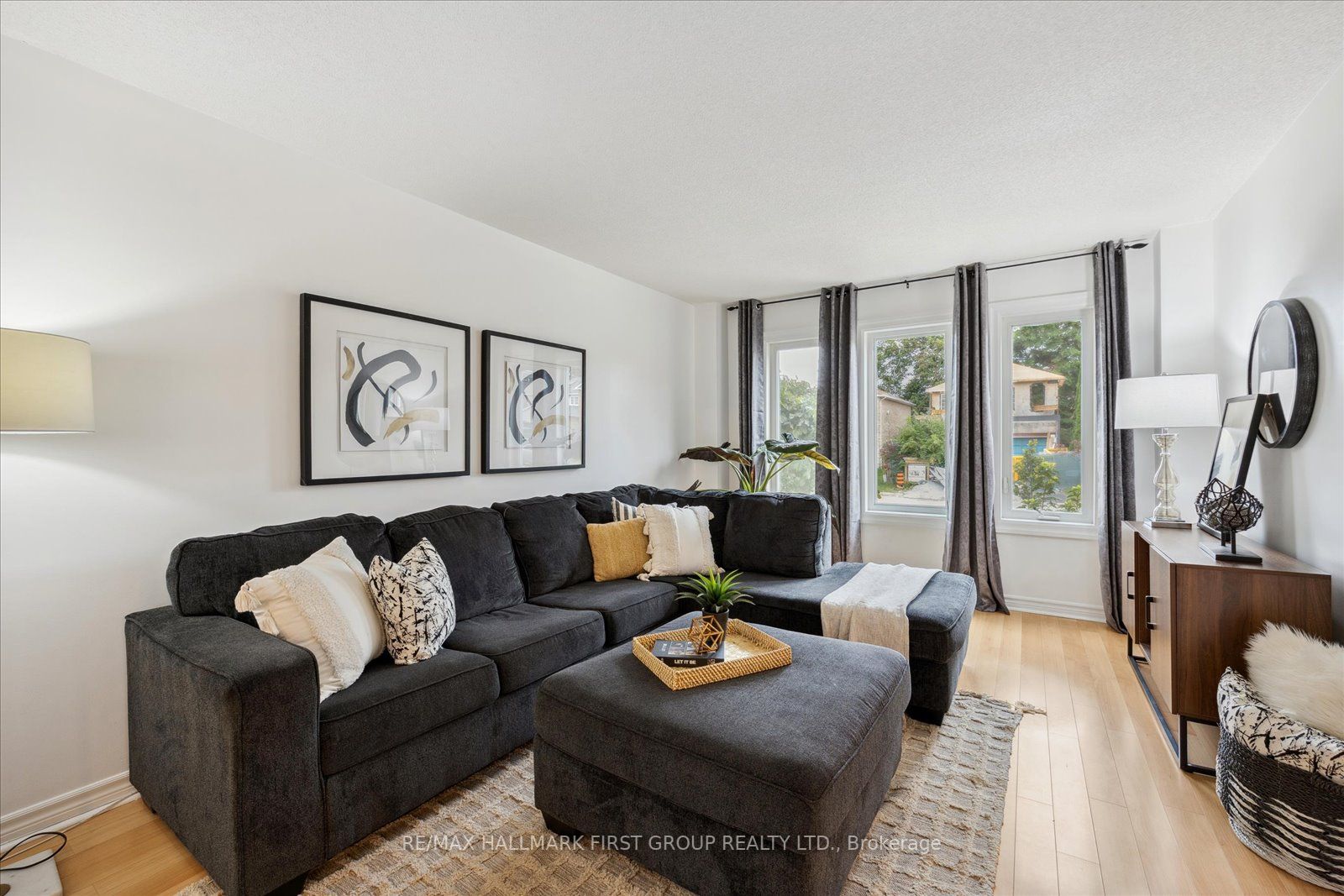 1031 Moorelands Cres